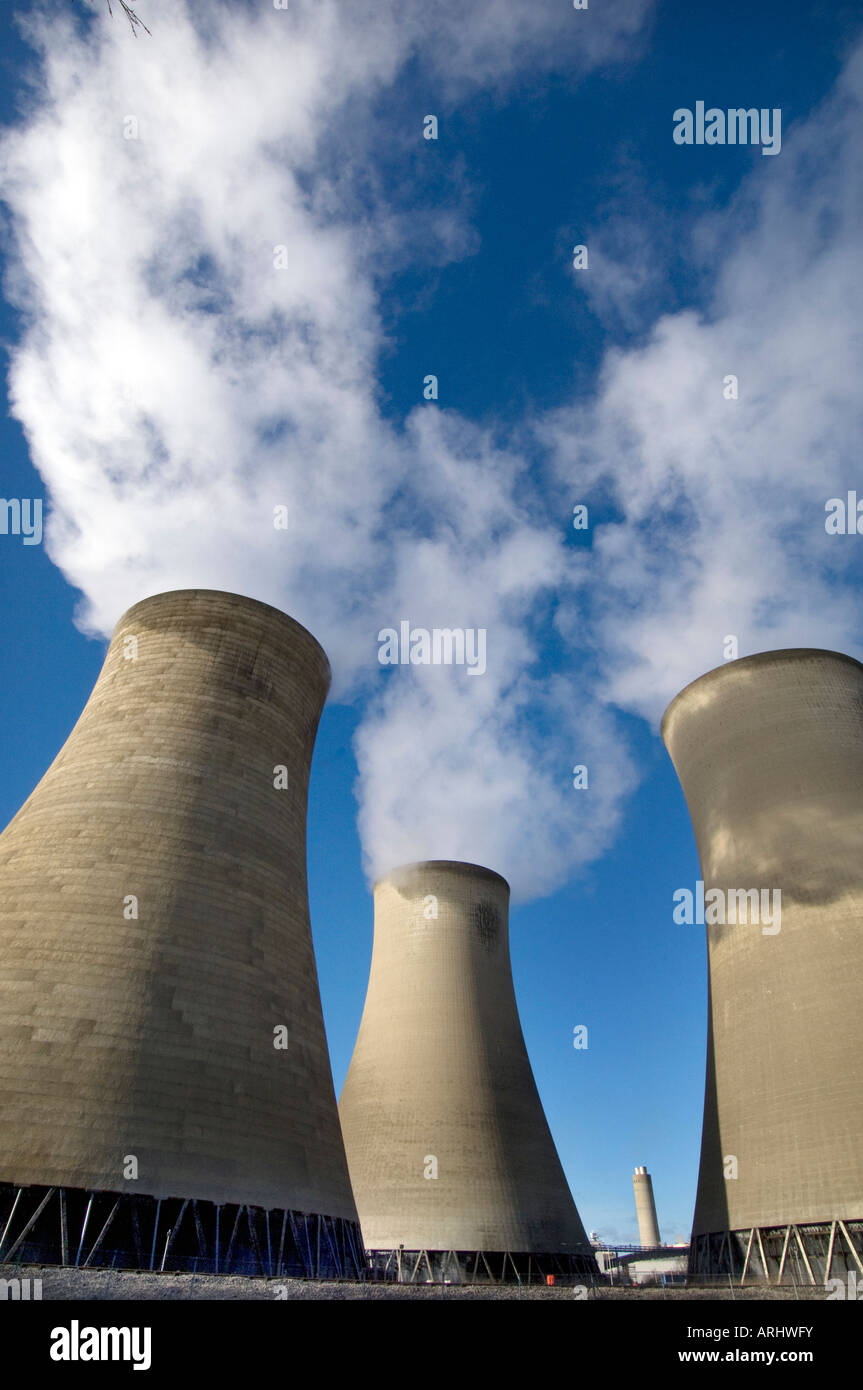 Nuvole di vapore aumento da torri di raffreddamento del doppio alimentate a carbone e la turbina a gas Didcot power station Oxfordshire England Regno Unito Foto Stock