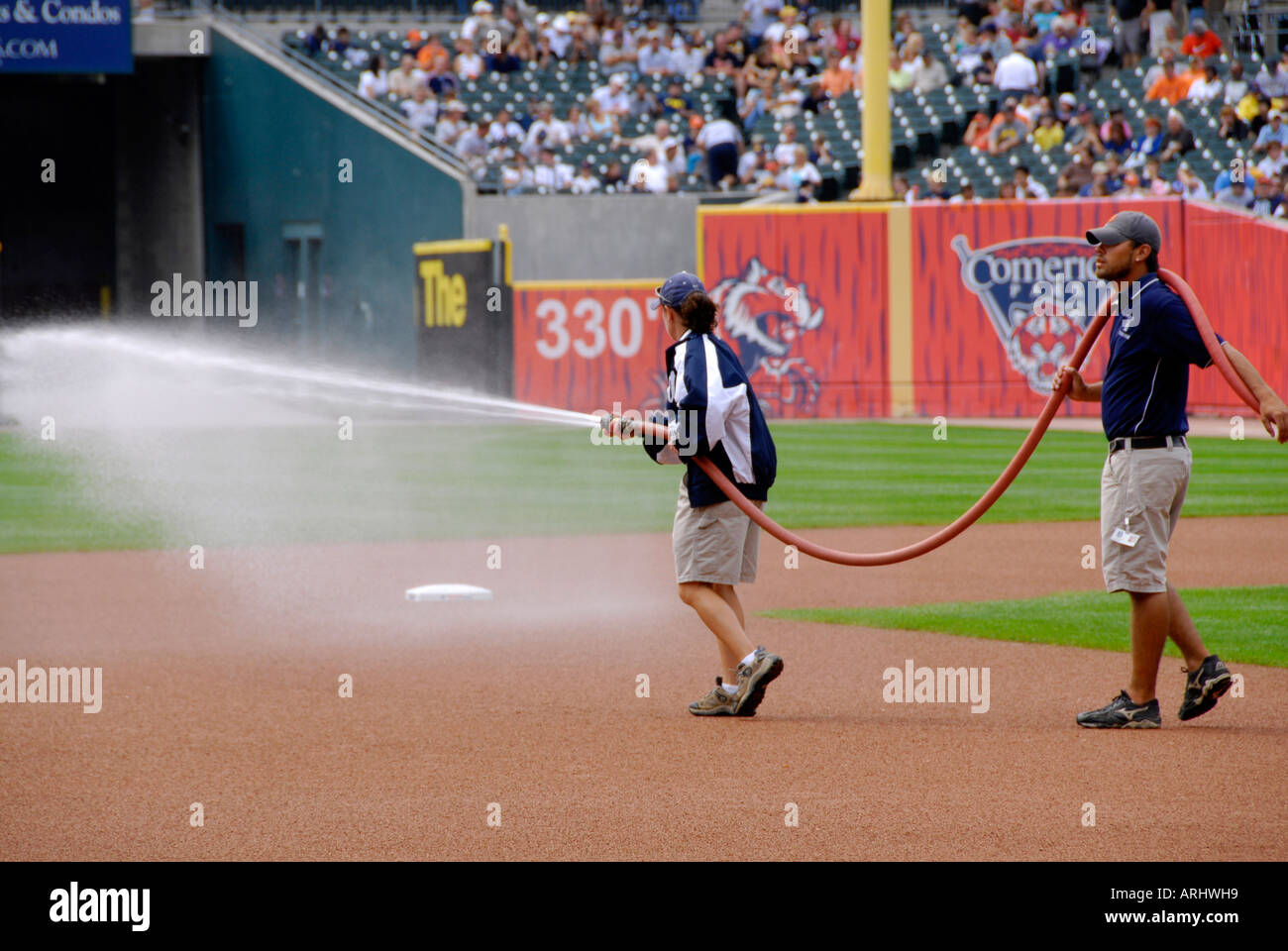 Abbeveraggio o il lavaggio della polvere sul campo prima di Detroit Tiger Professional Baseball gioco Foto Stock