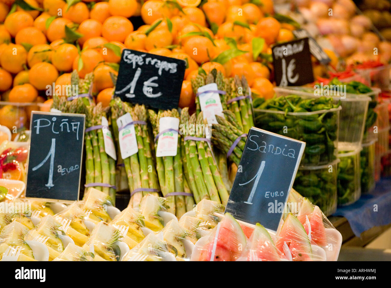 Frutta e verdura nel mercato la Boqueria. Un Euro di vendita Foto Stock