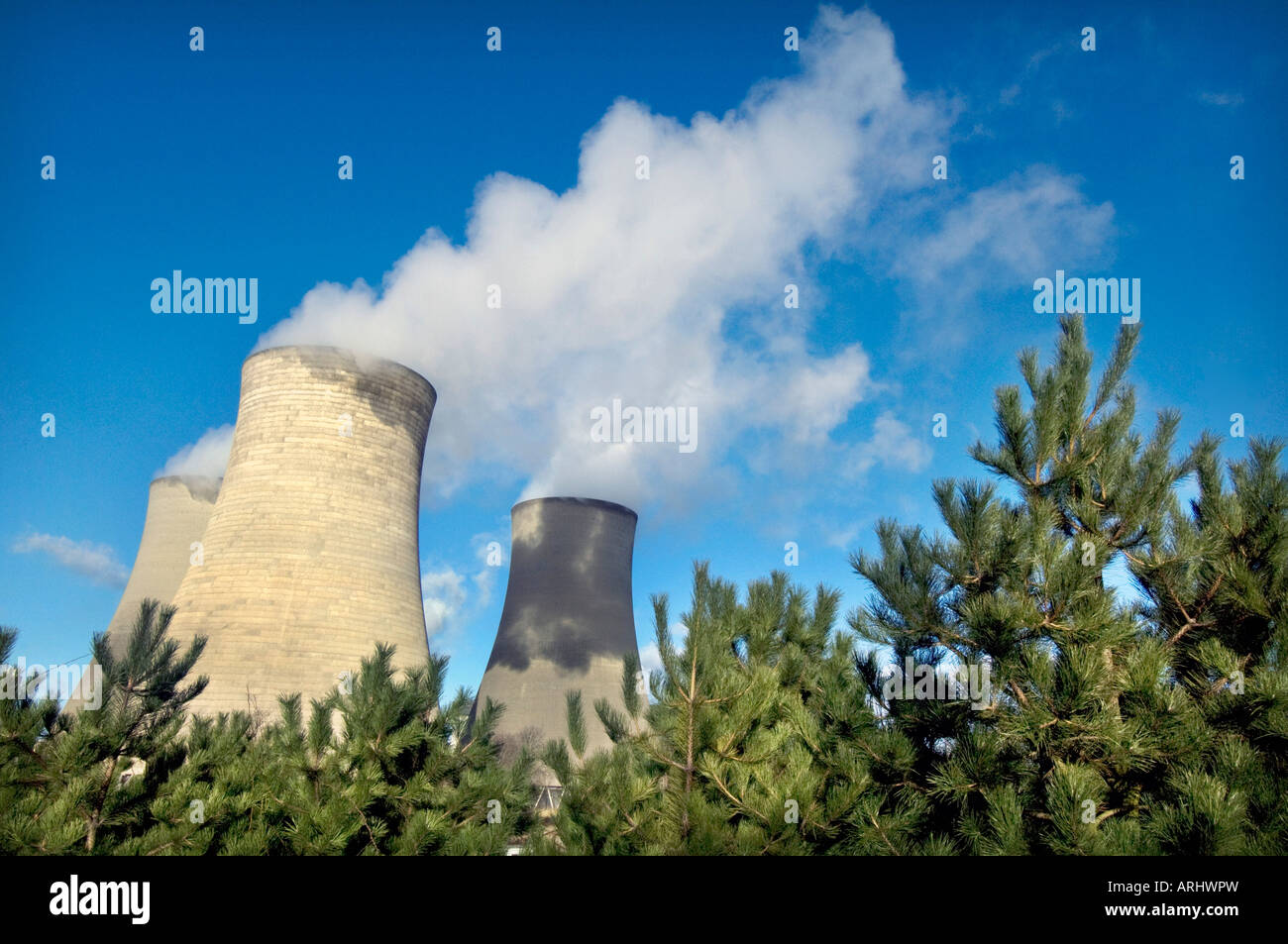 Nuvole di vapore aumento da torri di raffreddamento del doppio alimentate a carbone e la turbina a gas Didcot power station Oxfordshire England Regno Unito Foto Stock