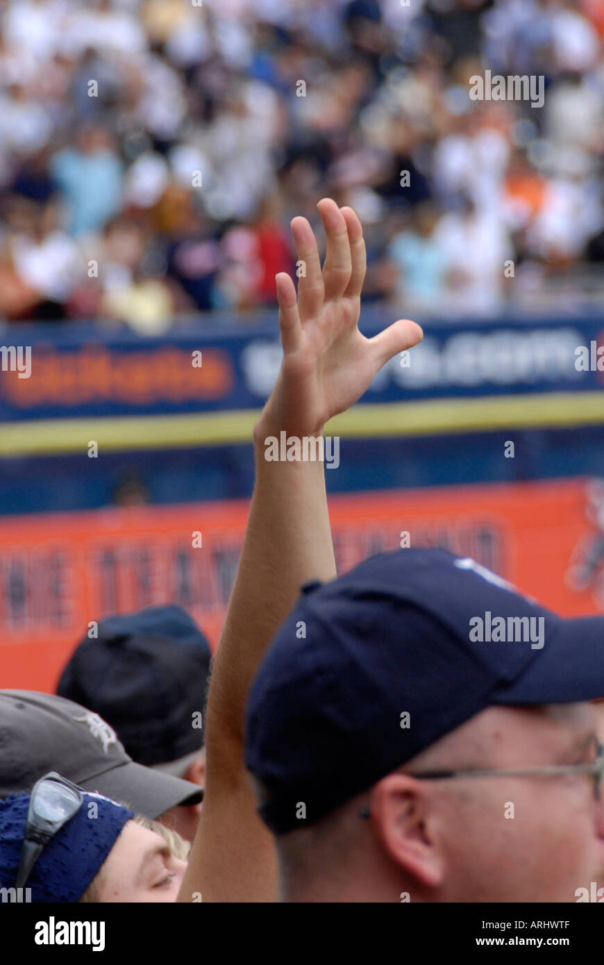 Ventilatore tenere la mano in aria a sostegno dei Detroit Tiger Professional Major League Baseball Game al Comerica Park Detroit Michigan Foto Stock