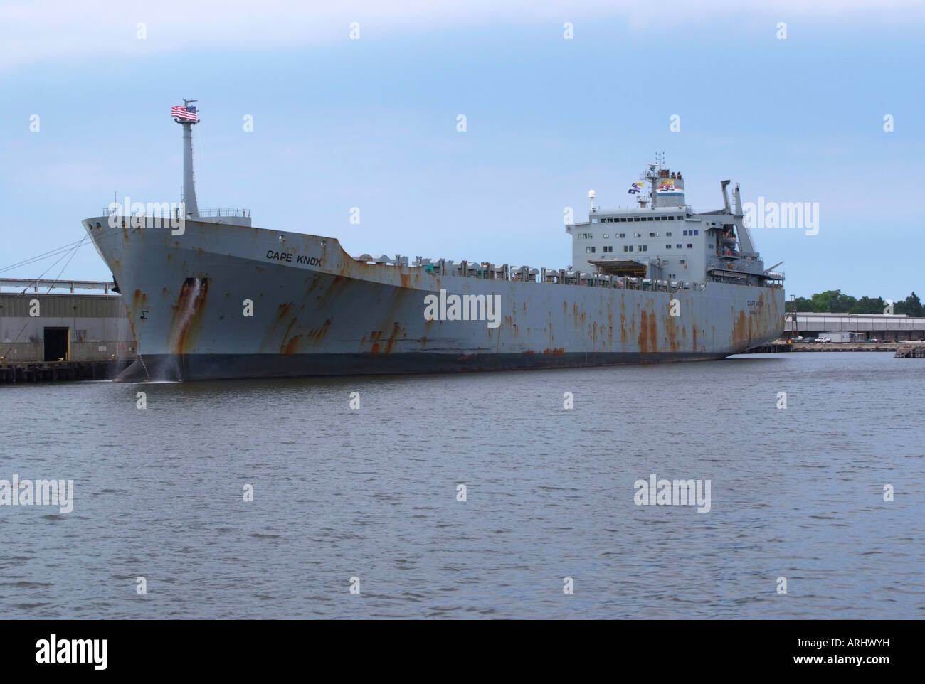 Pronto forza di riserva nave della marina degli Stati Uniti Cape Knox ormeggiata presso la base navale di Norfolk Virginia Base USA Foto Stock