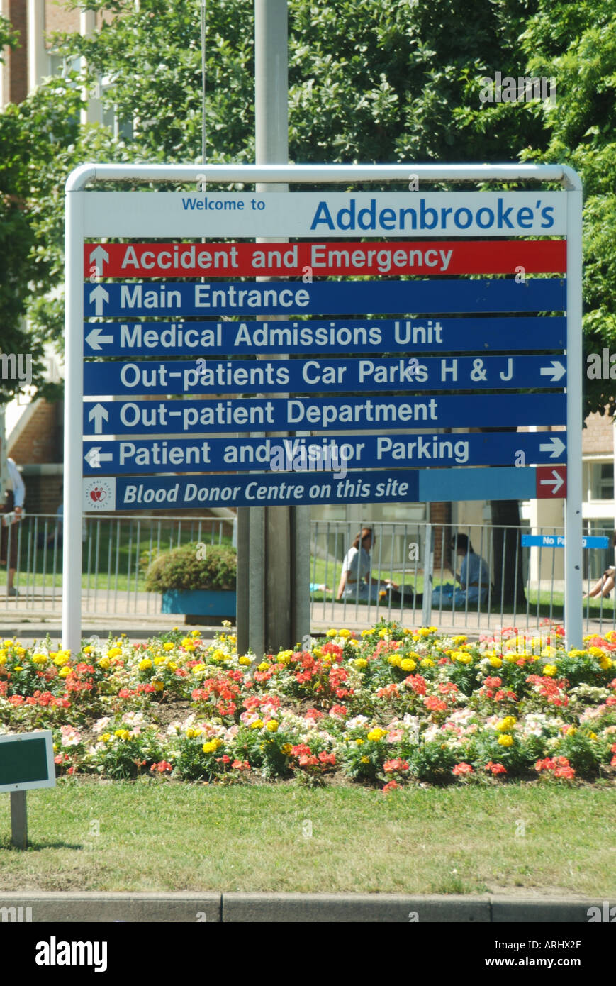Segni di reparto compresi rosso A&E il segno sulla rotatoria al di fuori dell'ospedale Addenbrookes a Cambridge Cambridgeshire England Regno Unito Foto Stock