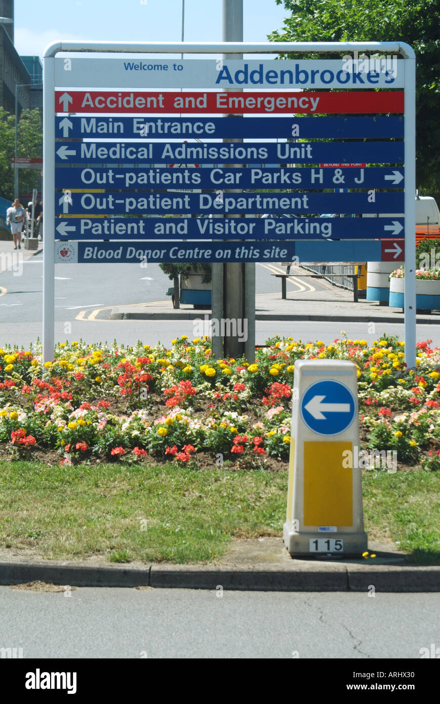 Segni di reparto compresi rosso A&E il segno sulla rotatoria al di fuori dell'ospedale Addenbrookes a Cambridge Cambridgeshire England Regno Unito Foto Stock