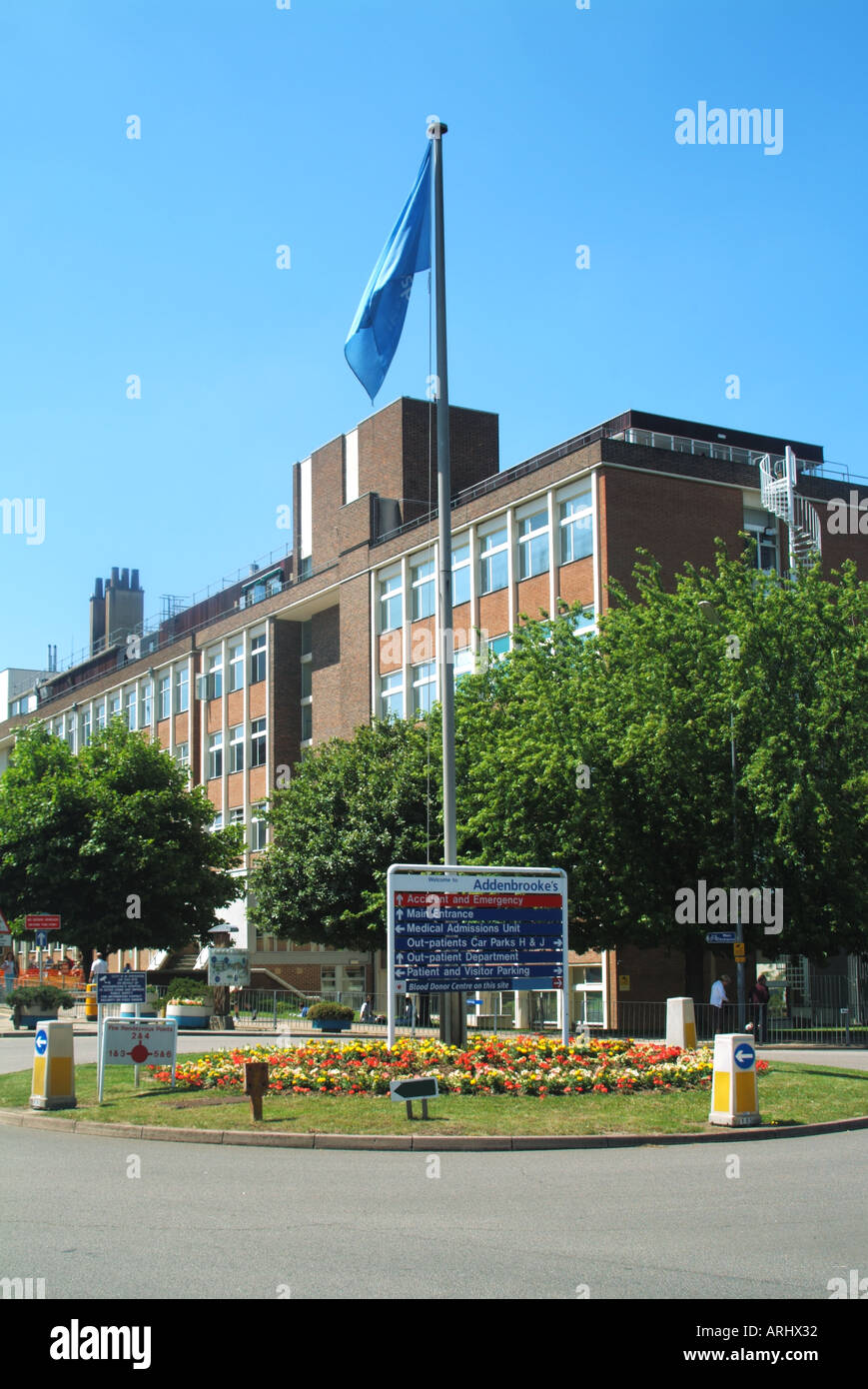Ospedale Addenbrookes dipartimento segni sulla rotonda con ospedale al di là di Cambridge Cambridgeshire East Anglia England Regno Unito Foto Stock