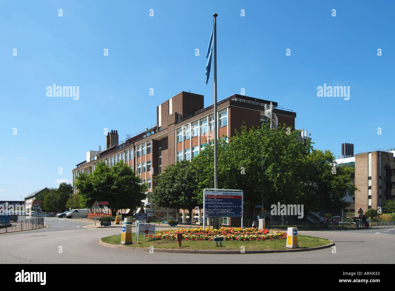 Ospedale Addenbrookes dipartimento segni sulla rotonda con ospedale al di là Foto Stock