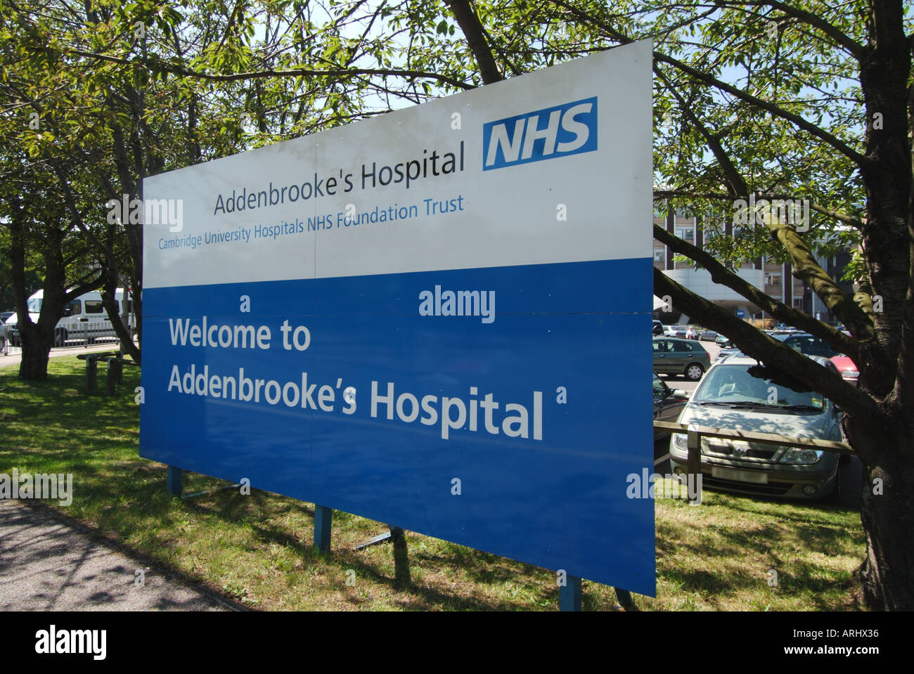 Primo piano di National |Health Service cartello di benvenuto Addenbrookes NHS Hospital Cambridge Cambridgeshire East Anglia Inghilterra UK Foto Stock