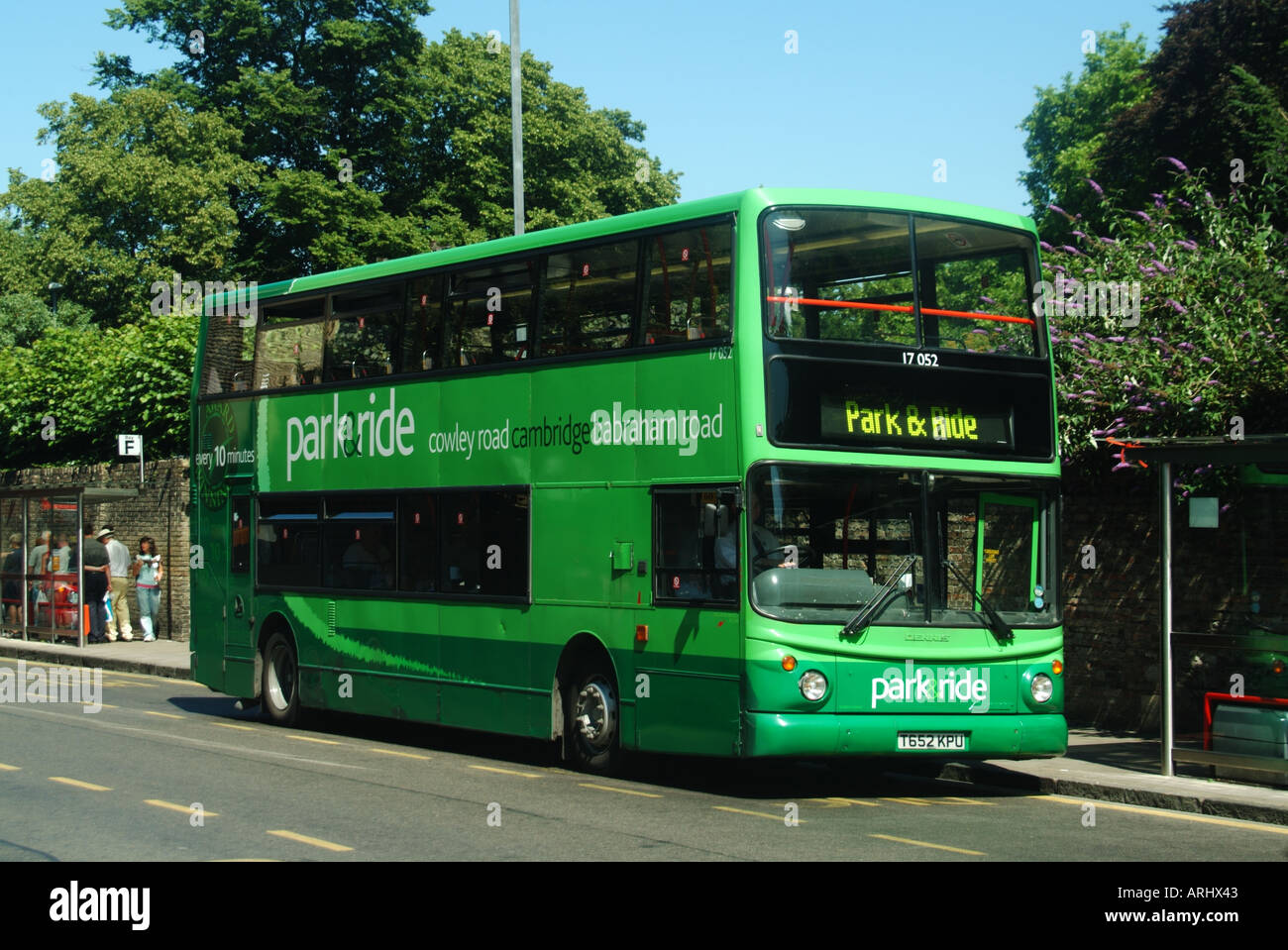 Cambridge University town park & ride bus alla stazione degli autobus che collegano periferiche parchi auto con il centro città per ridurre la congestione Foto Stock