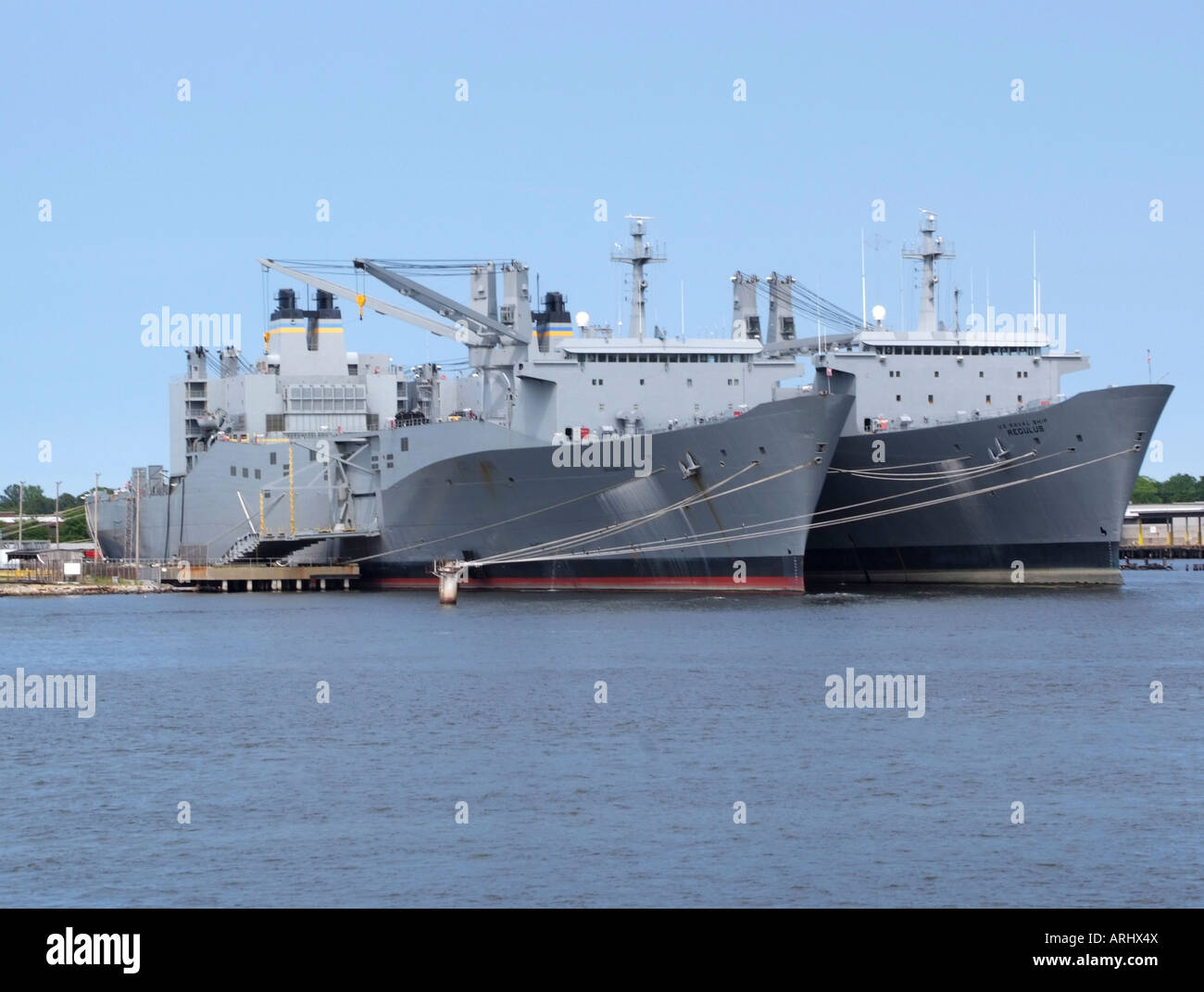 US Naval Fast Sealift navi Cargo Denebola e Regulus ancorata al Norfolk Navy base Usa di Virginia Foto Stock