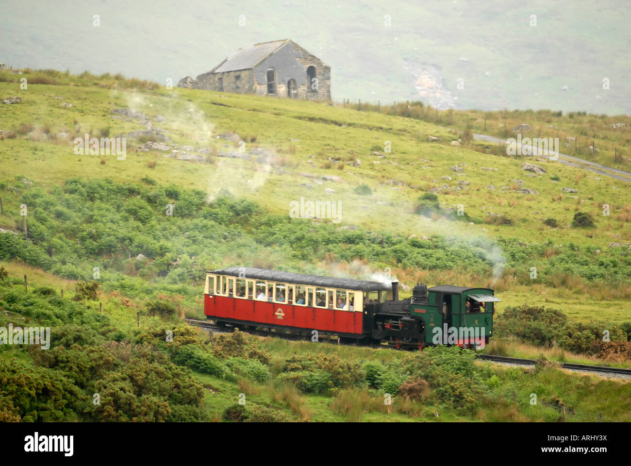 Snowdon Mountain railway. Il Regno Unito è solo rack e ferrovia pillion viaggia verso la cima di Mount Snowdon Foto Stock