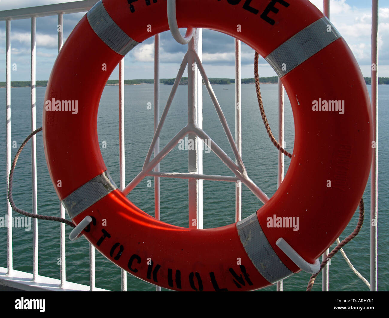 Lifebelt sul ponte di una nave traghetto sul mar Baltico sul passaggio tra la Finlandia e la Svezia Foto Stock