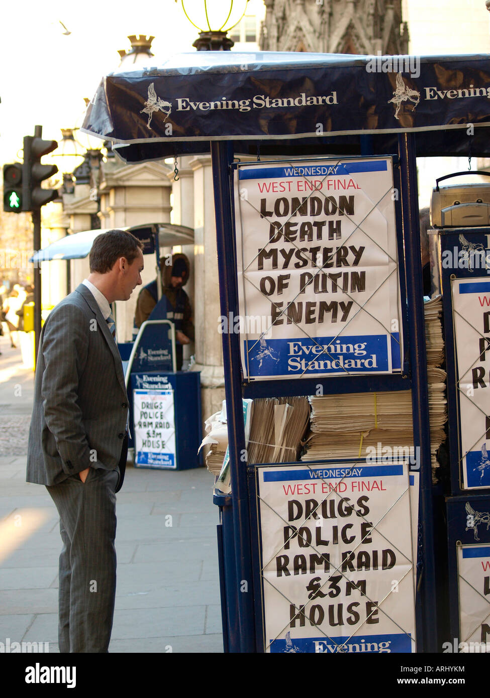 Un cliente discuses la notizia con un fornitore di carta nella sua fase di stallo. The Strand, Londra Inghilterra Foto Stock