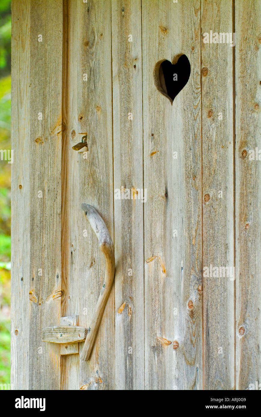 Porta di legno di un privato dipendenza con un cuore Foto Stock