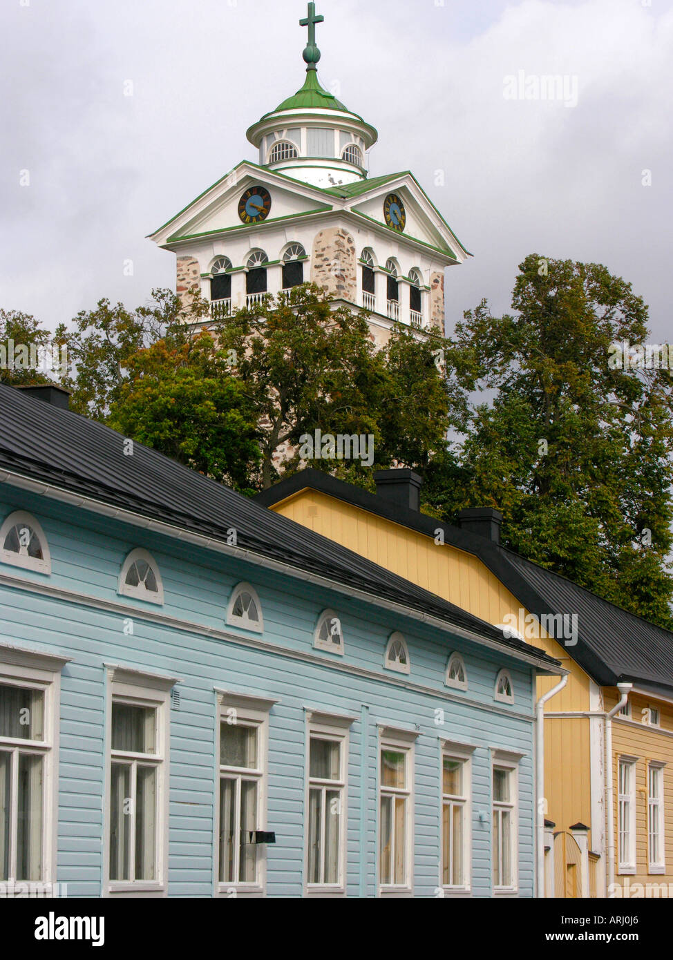 Facciate di vecchi edifici in legno case in legno con la torre della chiesa in background in città Tammisaari Finlandia Foto Stock