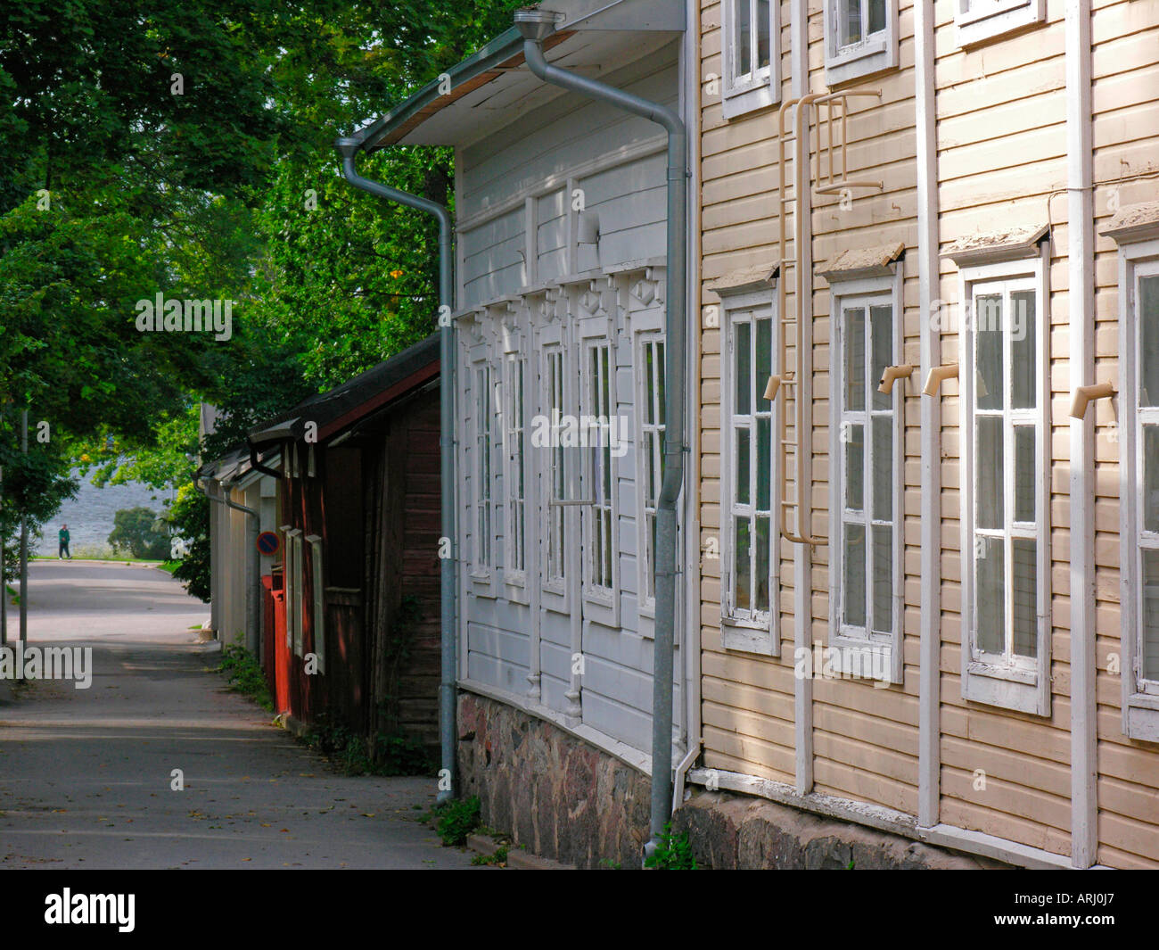Facciate di vecchi edifici in legno case in legno nella città Tammisaari Finlandia Foto Stock