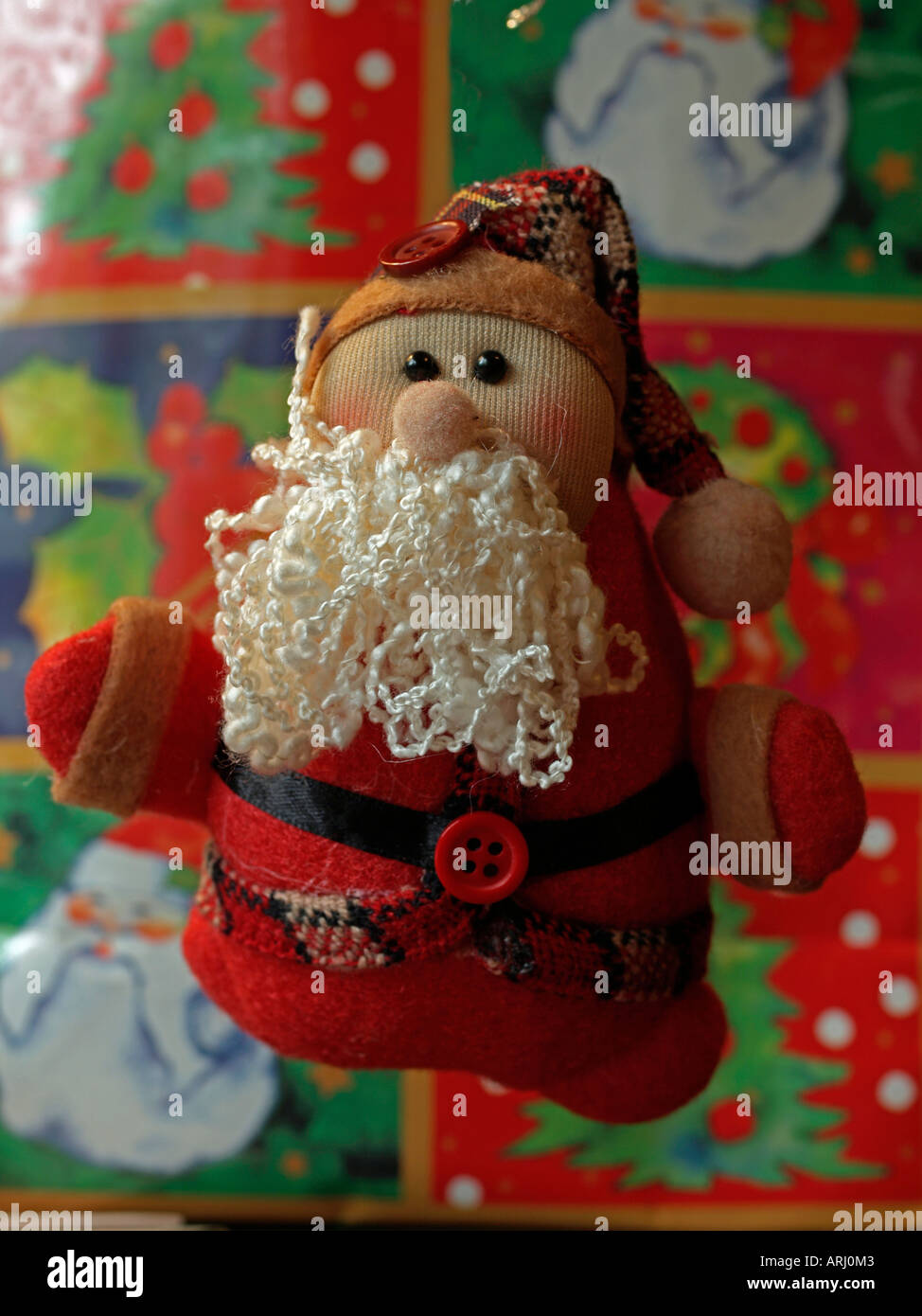 Ancora vita far levitare il Natale la figura di Santa Claus nella parte anteriore dei motivi di Natale Foto Stock