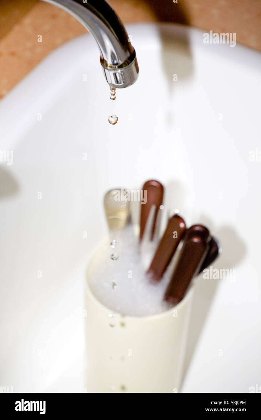 Gocce d'acqua da un rubinetto Foto Stock