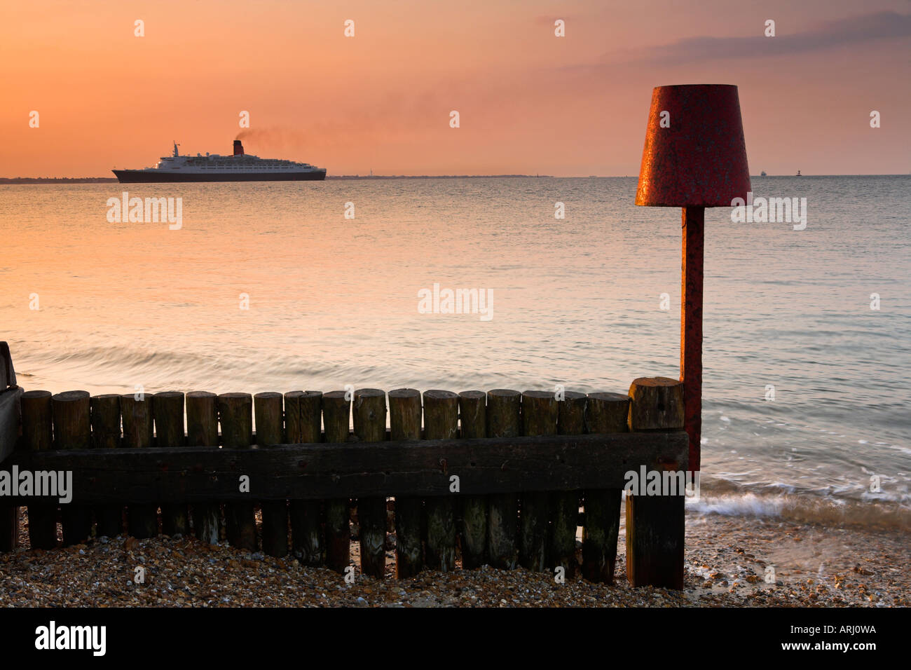 Il QE2 silenziosamente tornando a casa sua Porto di Southampton all'alba Foto Stock