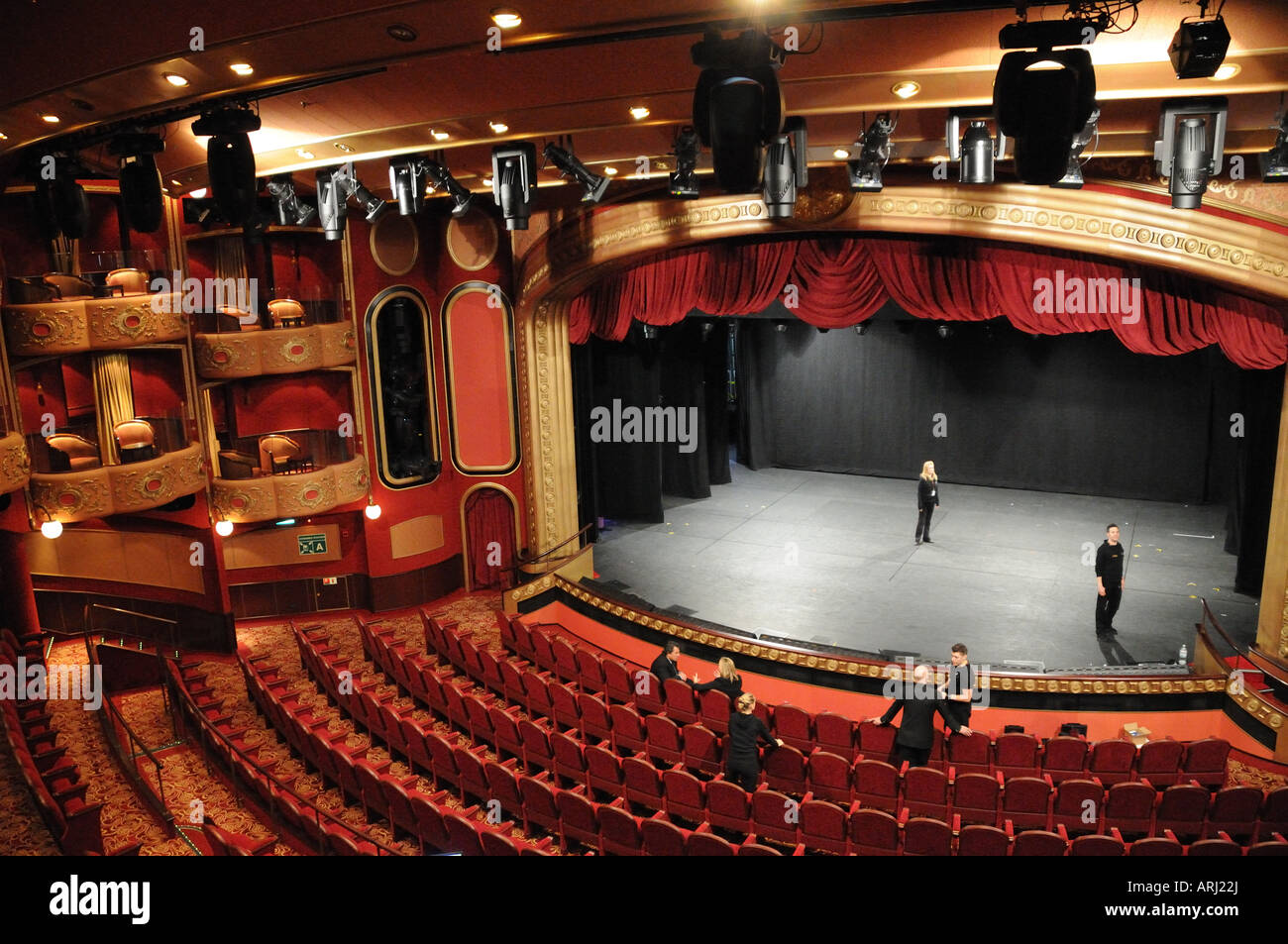 Il Royal Court Theatre su Cunard la nave da crociera Queen Victoria è inteso a suggerire a West End Theatre di Londra. Foto Stock