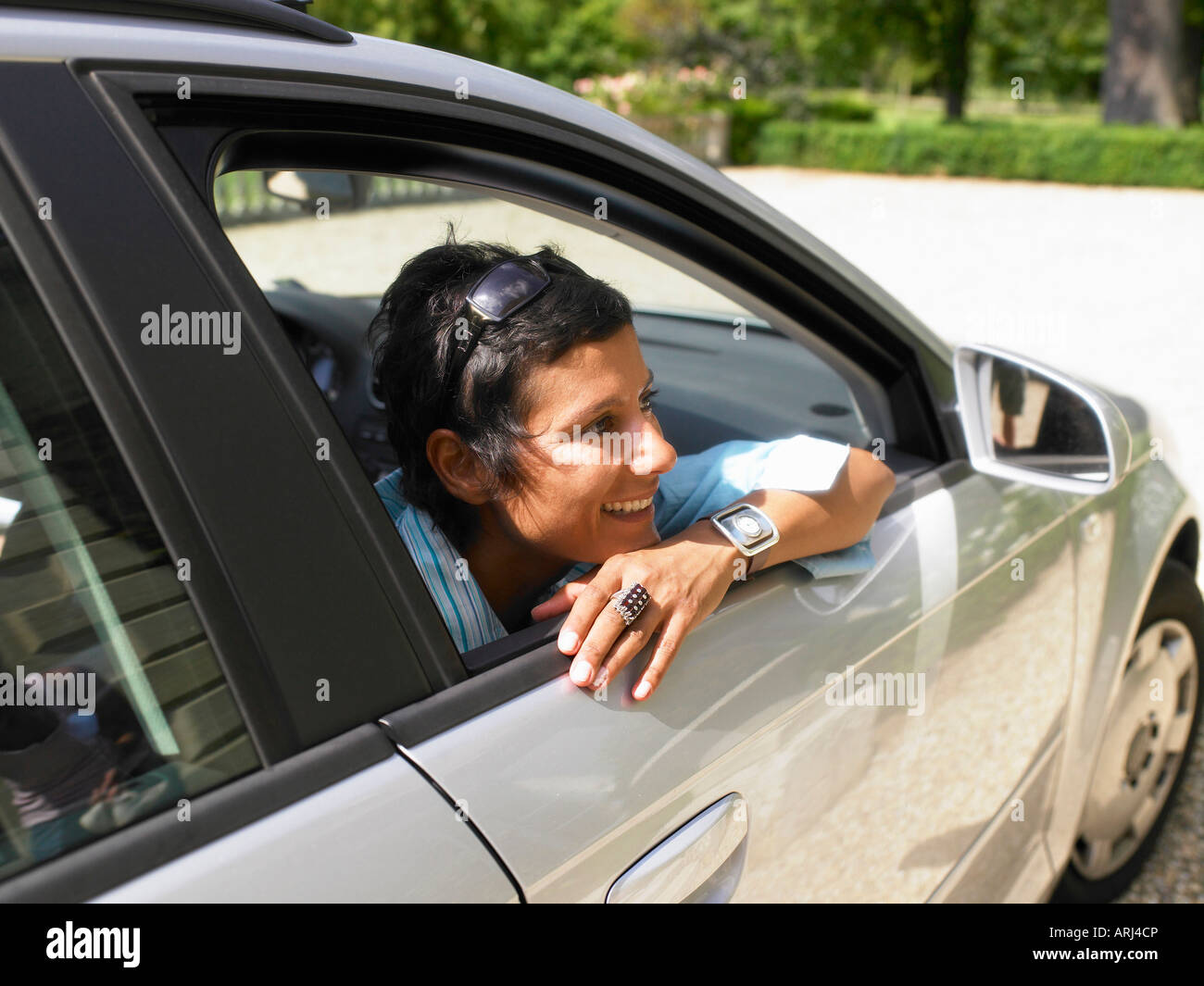 La donna in una tonalità di auto Foto Stock