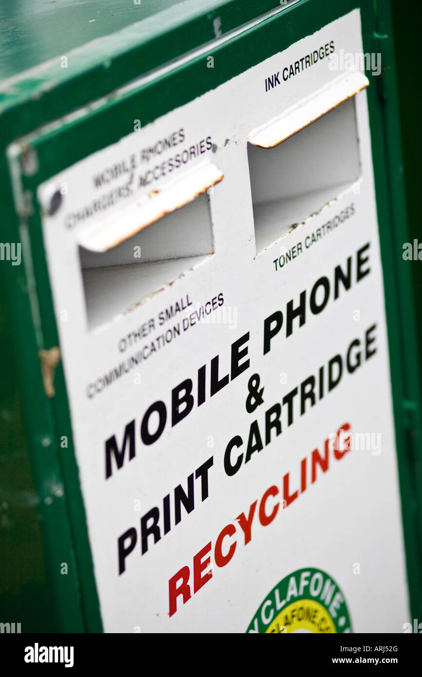 Telefono cellulare e cartucce di stampa per il riciclaggio in un centro di riciclaggio, REGNO UNITO Foto Stock