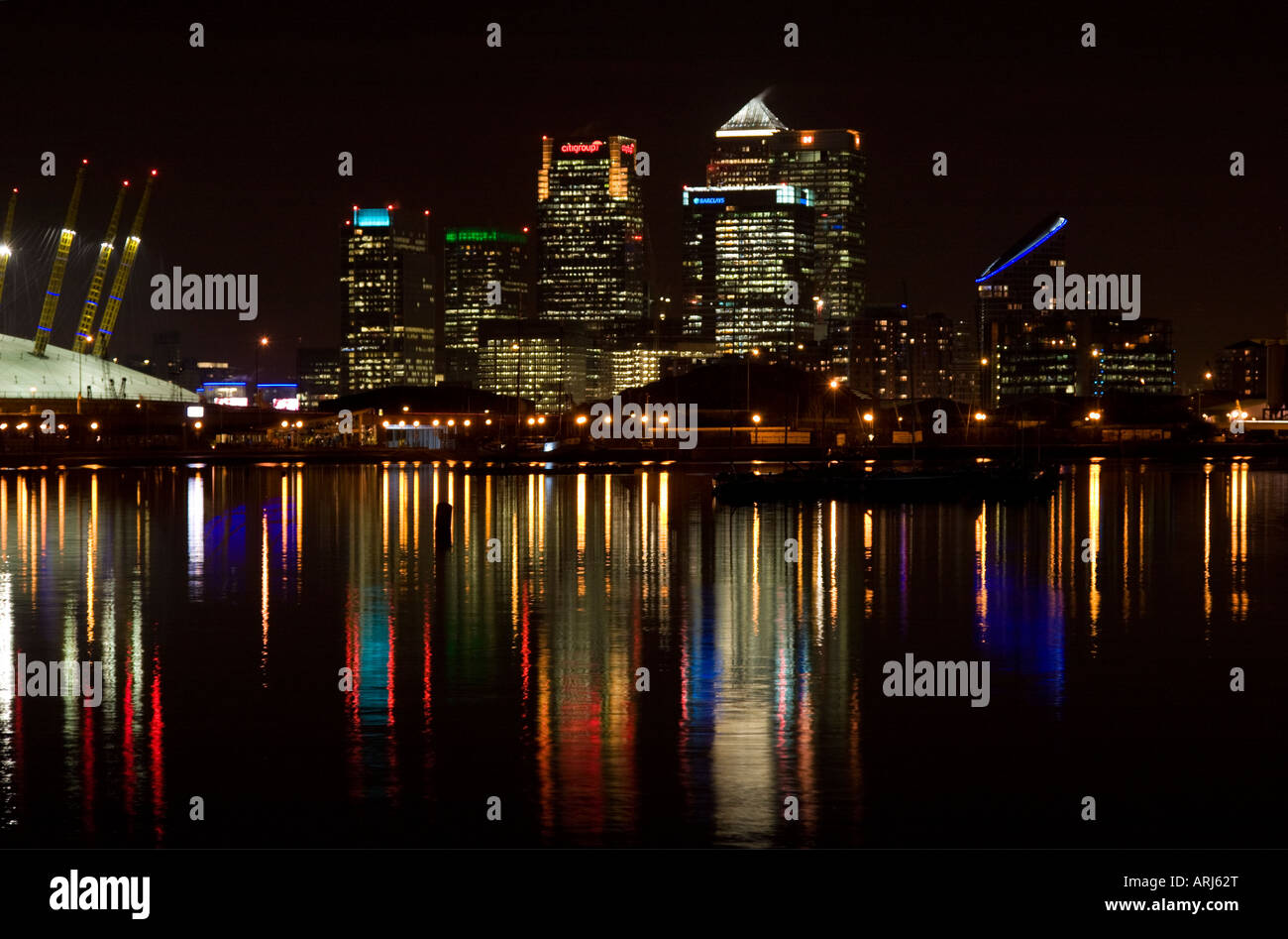 Vista del Canary Wharf da Victoria Dock - Londra Foto Stock