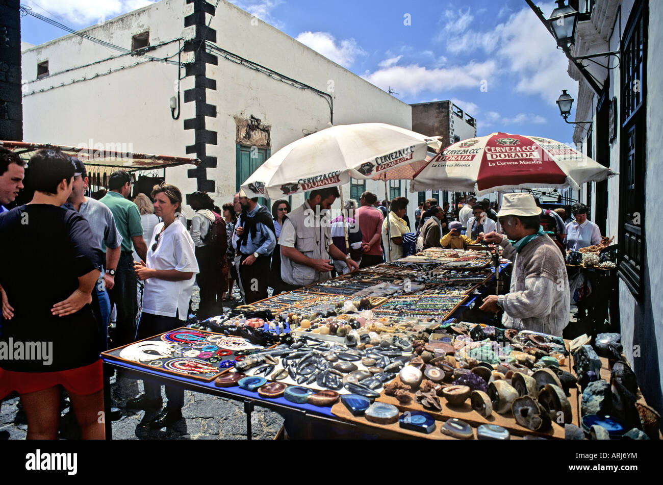 Domenica mercato di vendita di stallo fossili e rocce Teguise Lanzarote Spagna Foto Stock