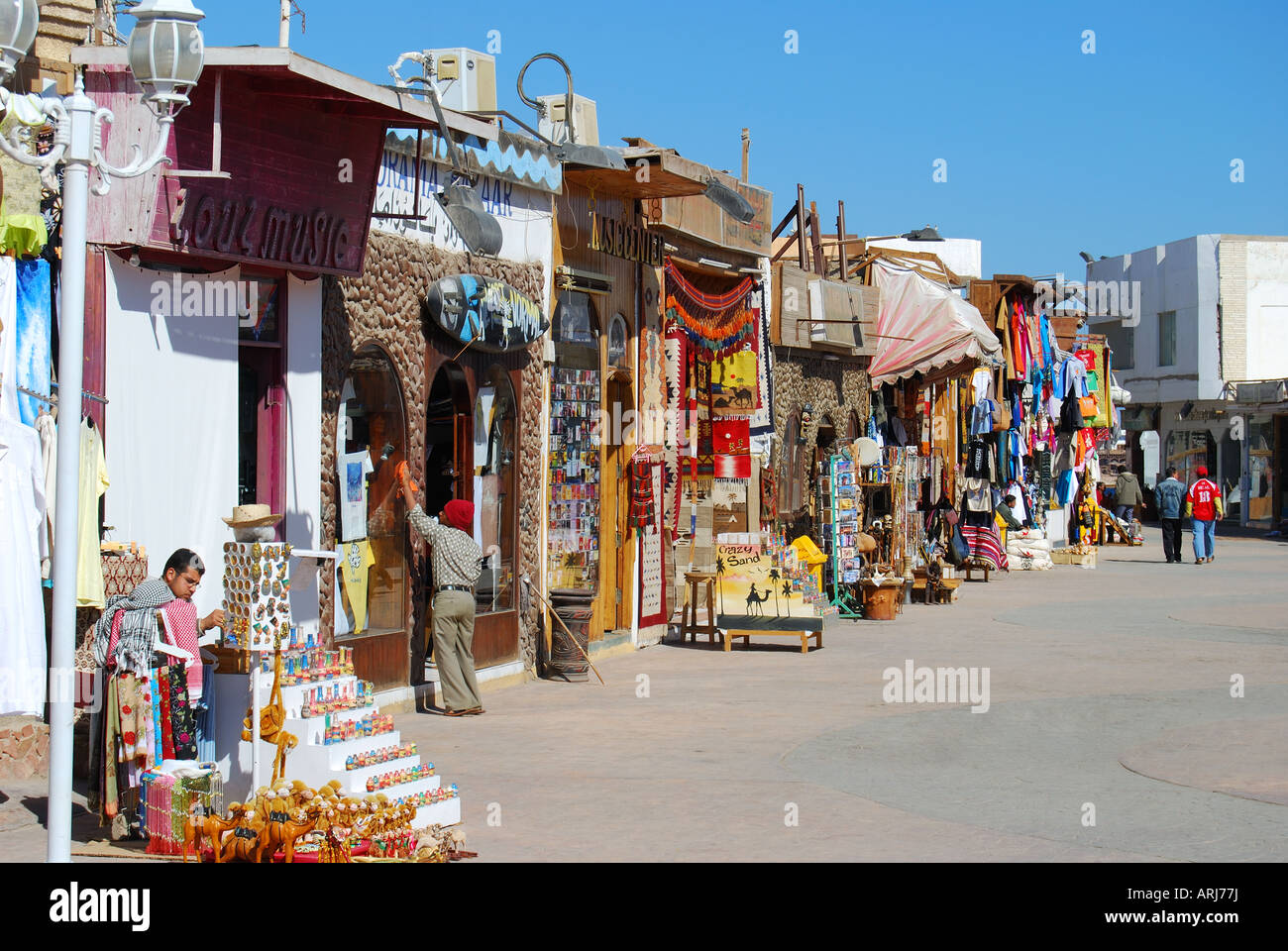 Scena di strada con negozi di souvenir, Dahab, la penisola del Sinai, Repubblica di Egitto Foto Stock