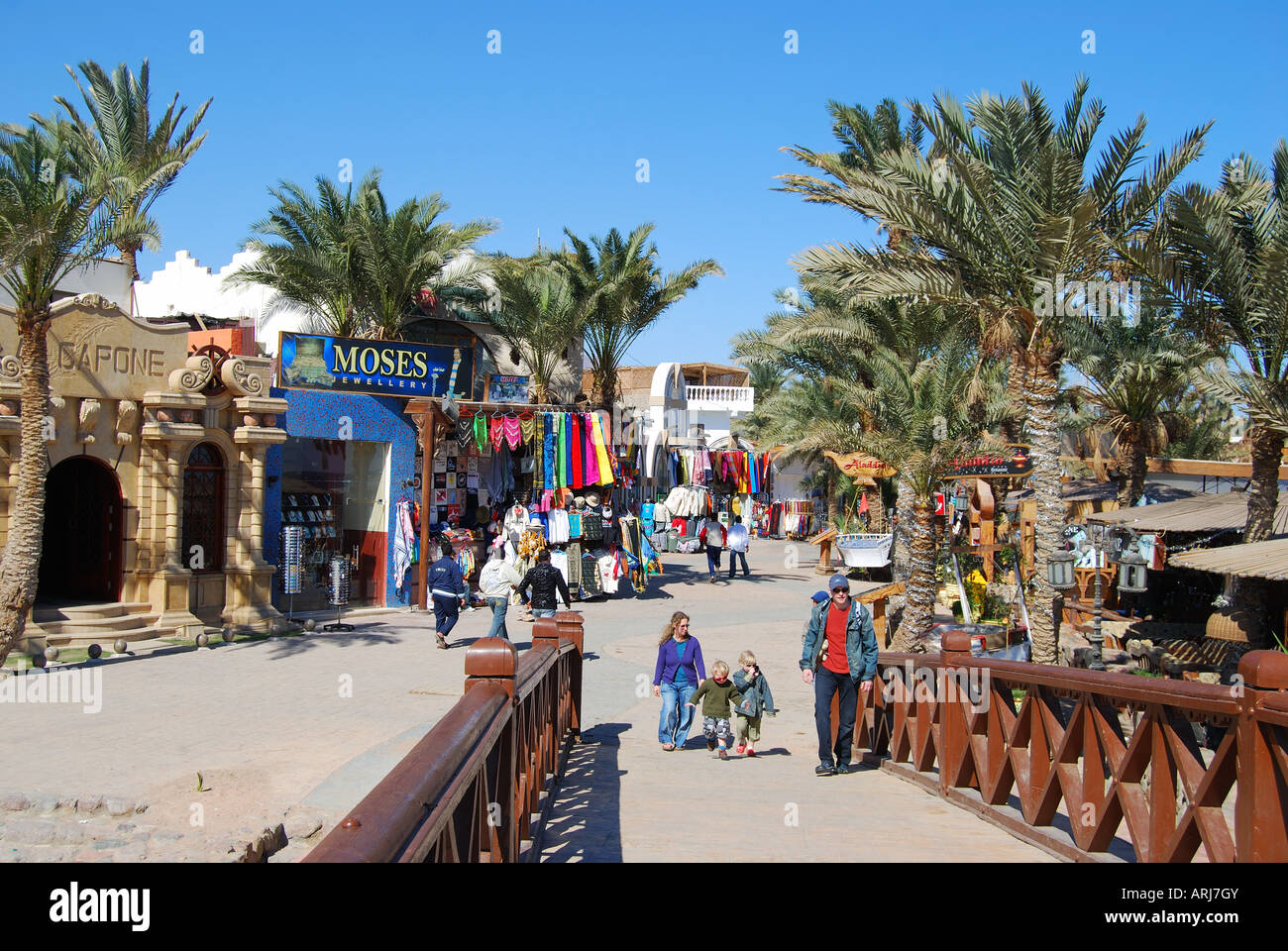 Ponte e passaggio pedonale costiero, Dahab, la penisola del Sinai, Repubblica di Egitto Foto Stock