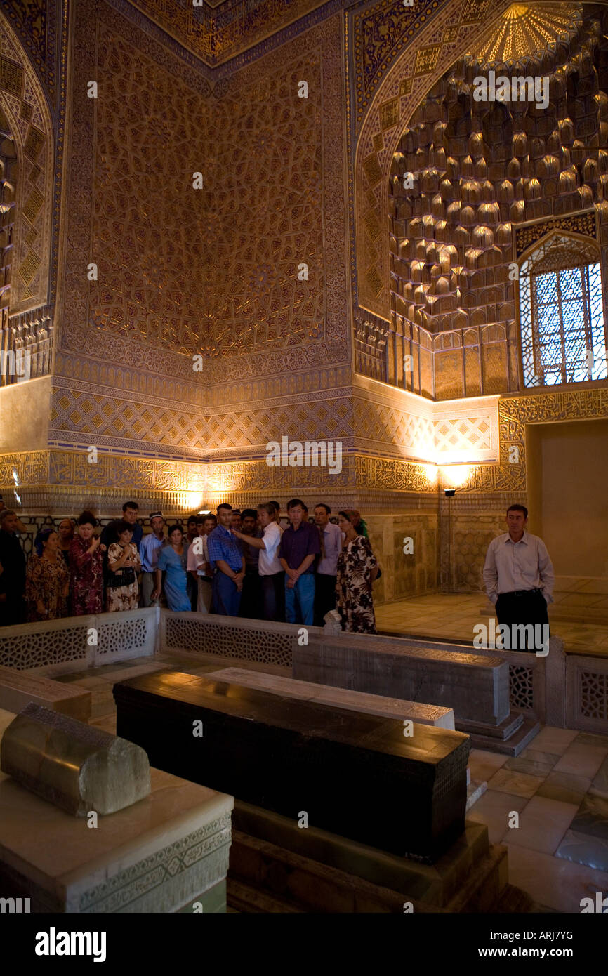 Una folla di visitatori presso Tamerlane la tomba di Guri Amir Foto Stock