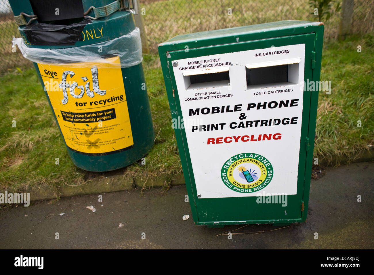 Telefono cellulare e cartucce di stampa per il riciclaggio in un centro di riciclaggio, REGNO UNITO Foto Stock