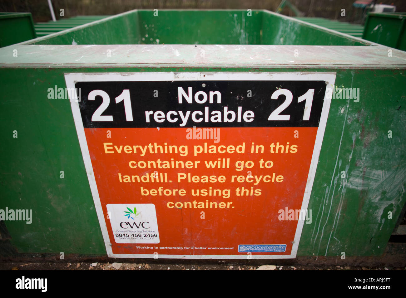 Non riciclabili contenitore in corrispondenza di un centro di riciclaggio, REGNO UNITO Foto Stock