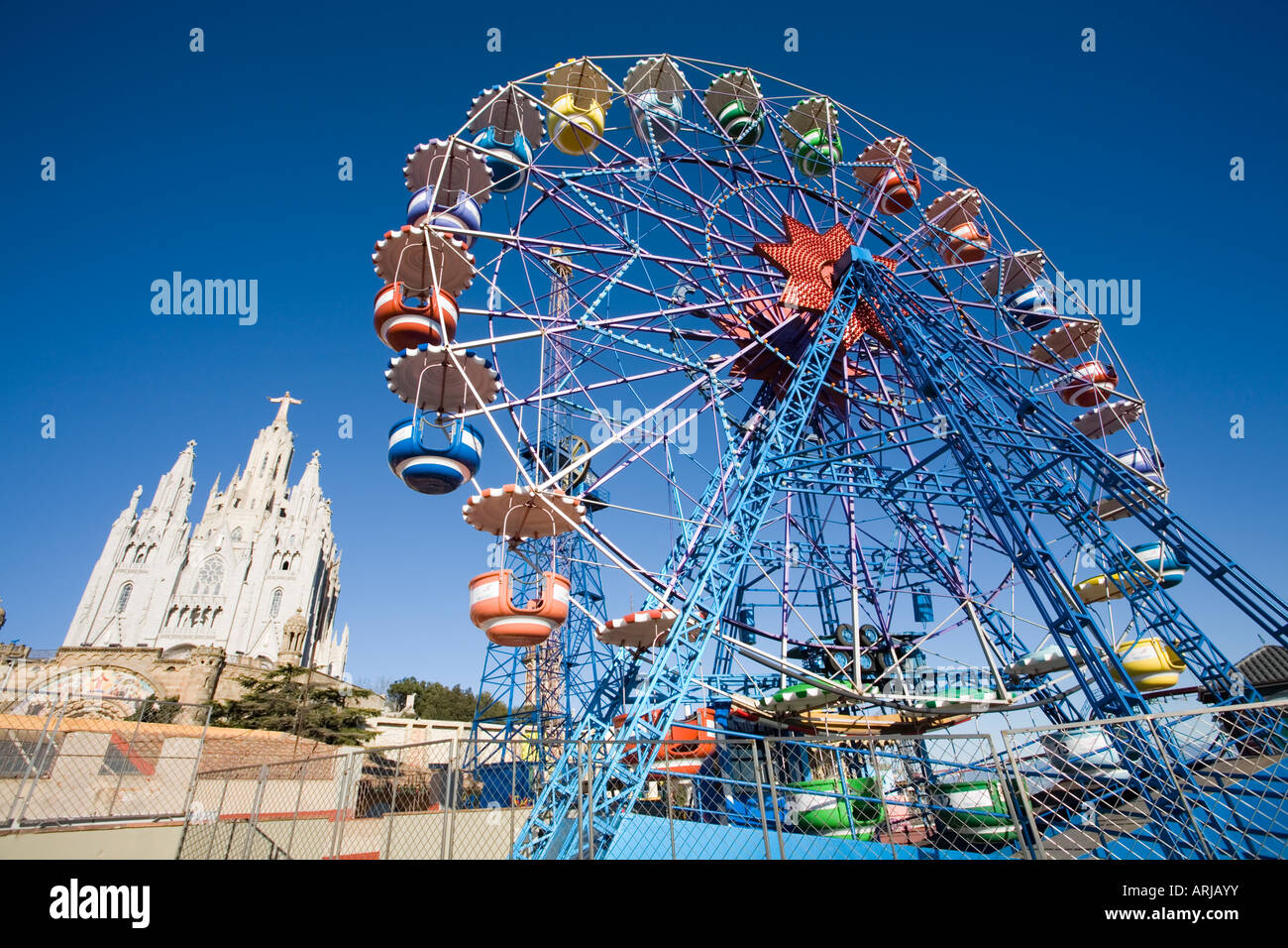 Sacro Cuore e la ruota panoramica nel parco di divertimenti di Tibidabo Foto Stock
