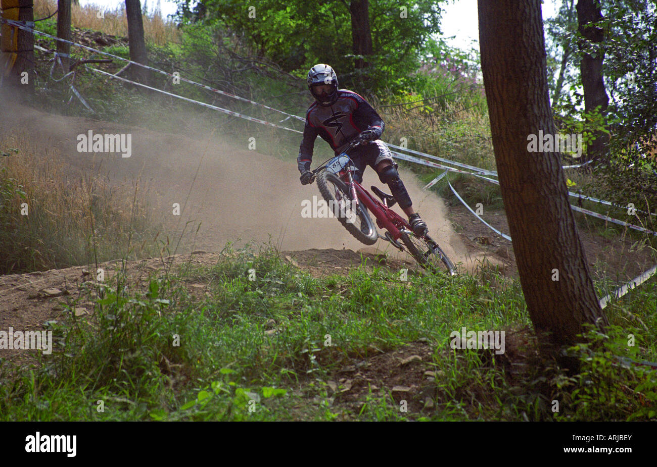 INNERLEITHEN, Dumfriesshire, SCOZIA. circa agosto 2003. Una discesa in Mountain Bike concorrente una curva a velocità Foto Stock