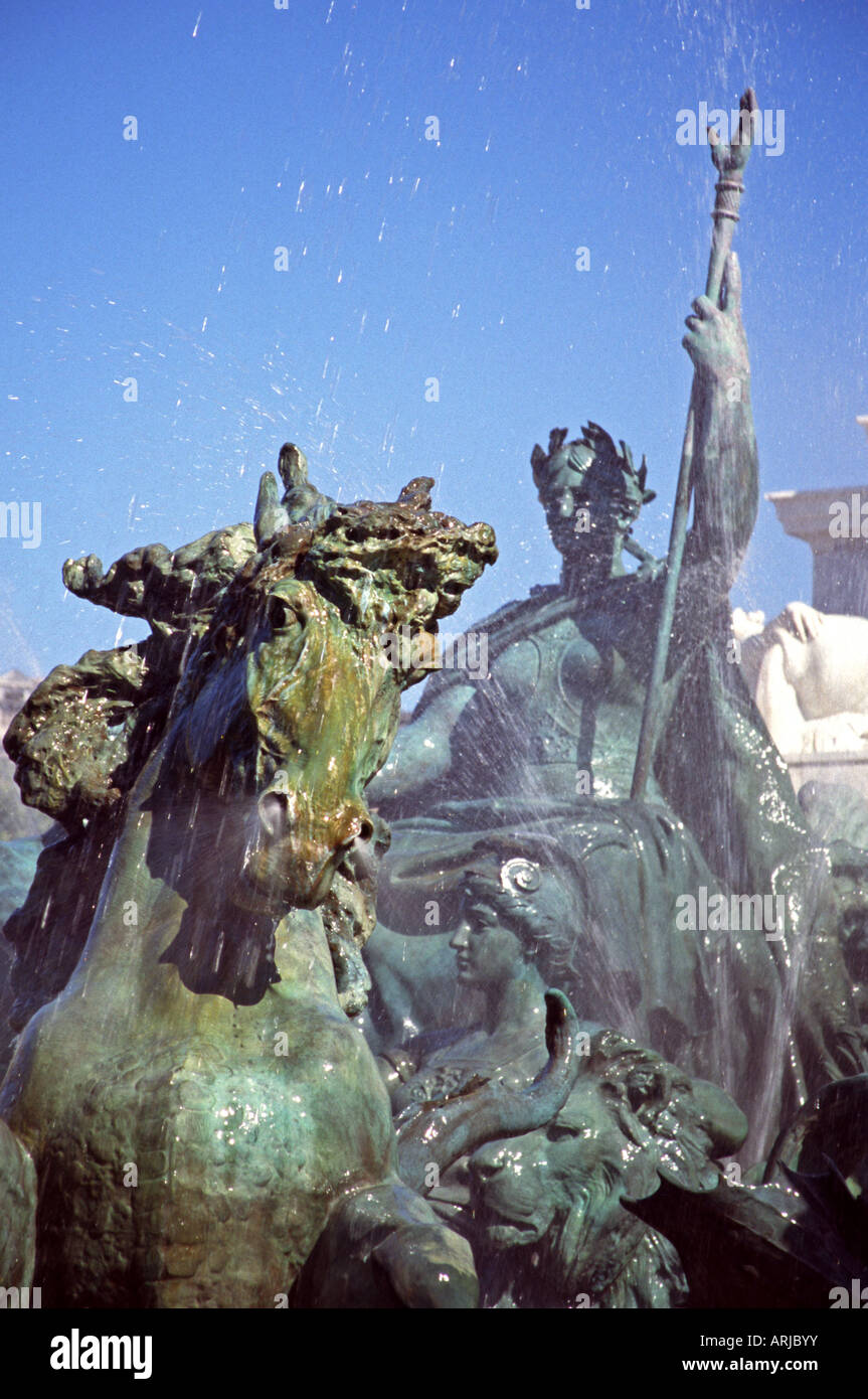 Verticale foto a colori che mostra un cavallo e due mitologica figura femminile sotto una scintillante di acqua da una giornata di sole Foto Stock