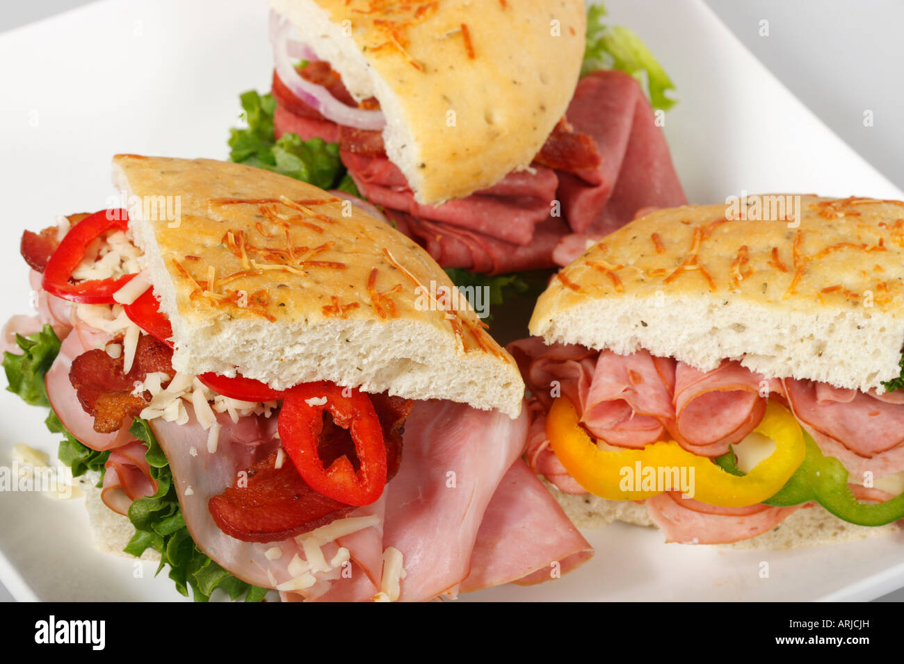 Un piatto di panini di Foccacia con verdure su un tavolo da pranzo dall'alto vicino a nessuno negli Stati Uniti ad alta risoluzione orizzontale Foto Stock