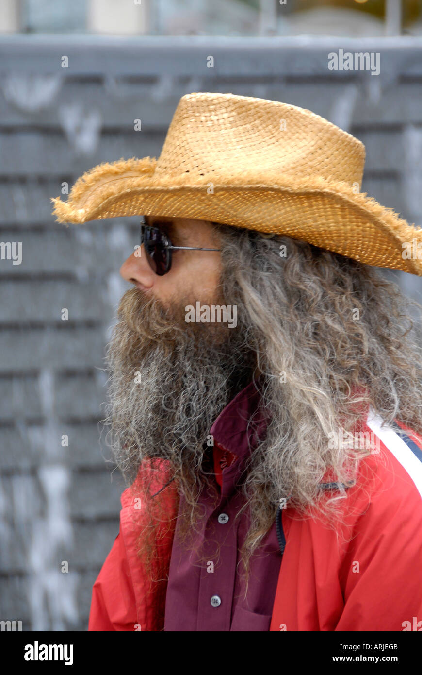 Senzatetto maschio con molto i capelli lunghi e la barba indossando un  cappello in downtown Detroit Michigan mi Foto stock - Alamy