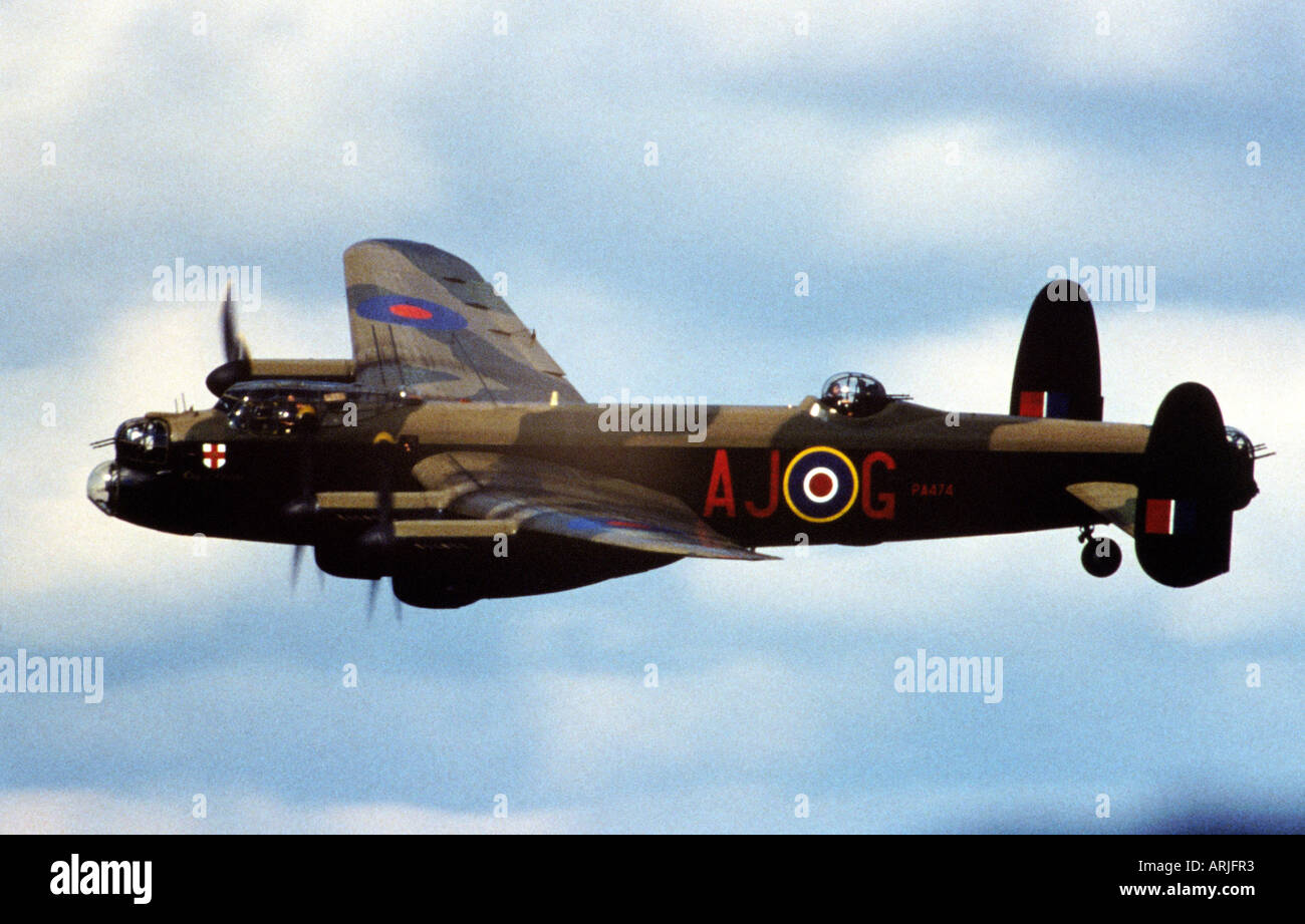 AVRO LANCASTER dalla Battaglia di Bretagna Memorial volo. La Lancaster è stato il principale bombardiere della RAF nella Seconda Guerra Mondiale Foto Stock