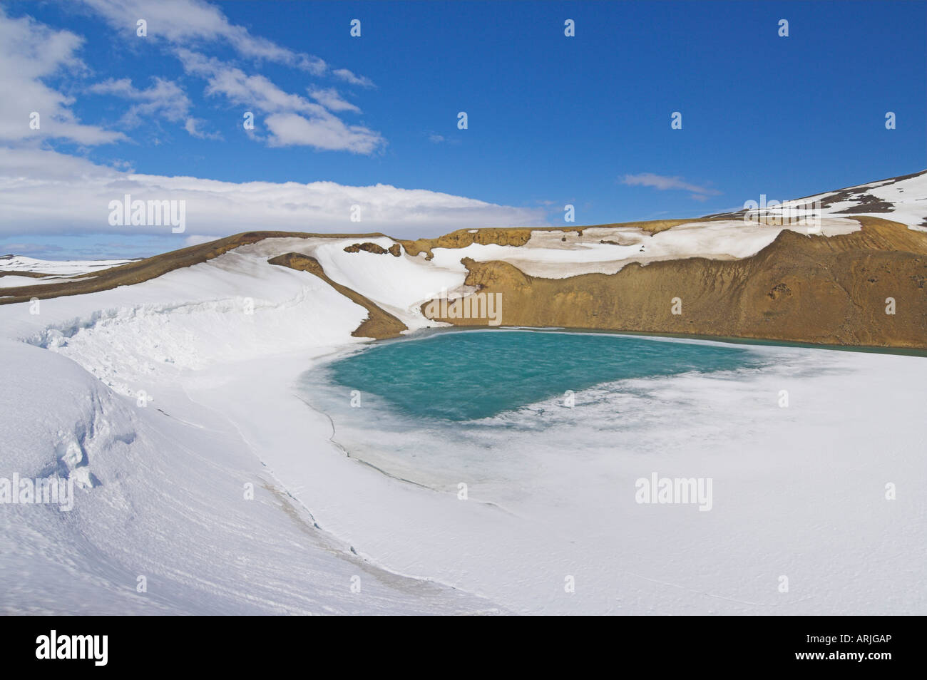 Coperta di neve congelati Viti (Inferno) cratere Krafla vicino impianto di alimentazione, il Lago Myvatn, zona Nord, Islanda, regioni polari Foto Stock