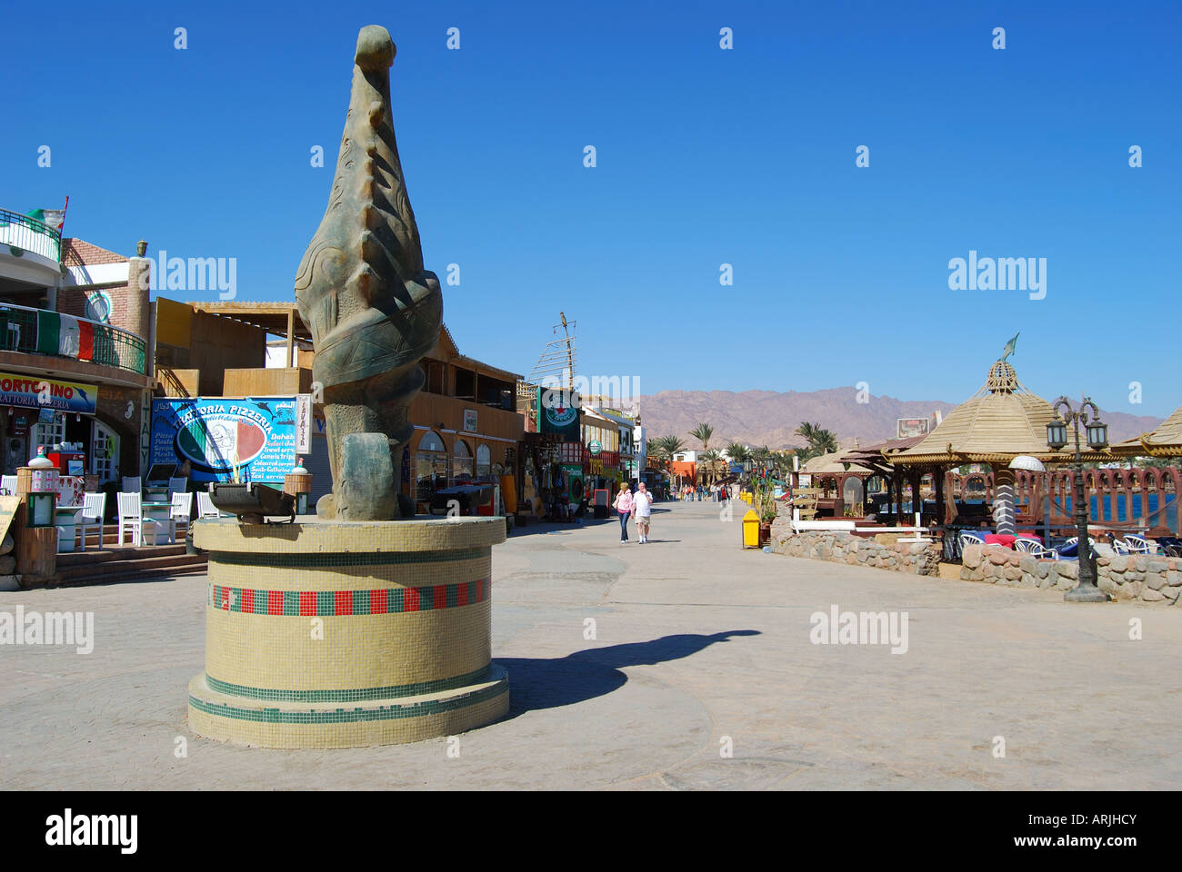 Passaggio pedonale costiero con negozi e ristoranti, Dahab, la penisola del Sinai, Repubblica di Egitto Foto Stock