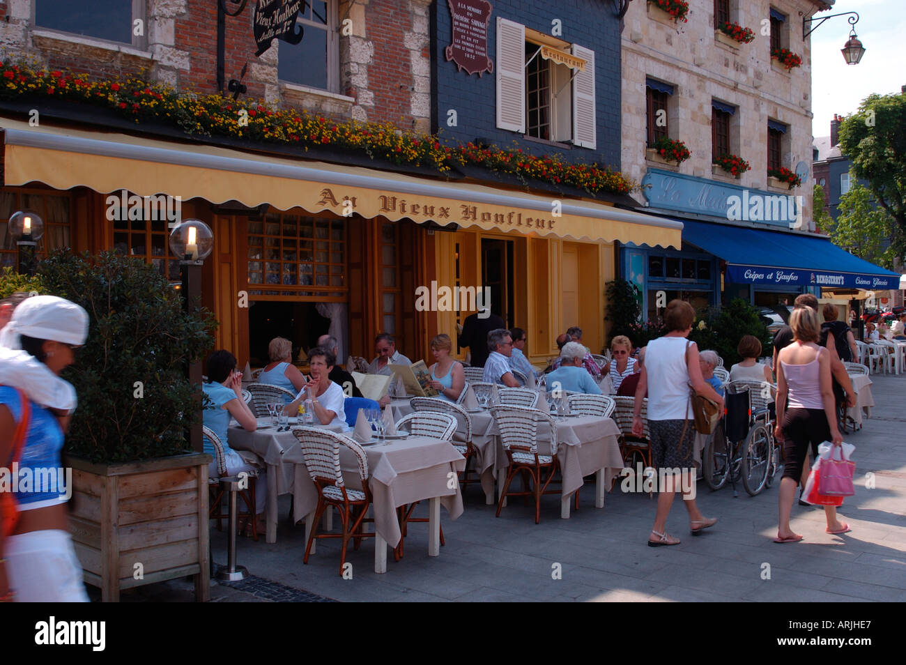 Un ristorante lungo Quai Saint Etienne, Hornfleur, Normandia Foto Stock