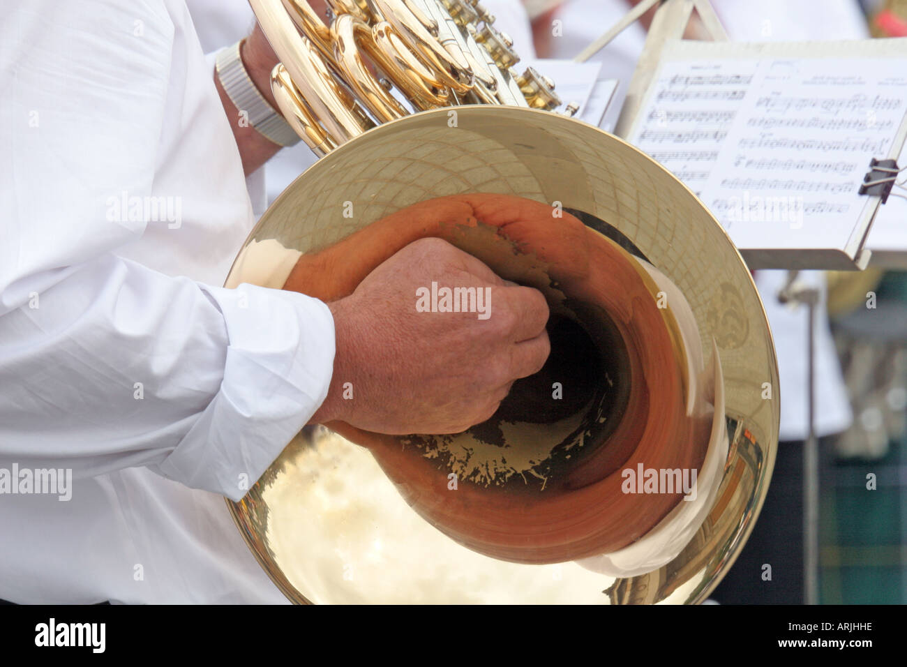 Musicista che gioca nella banda di ottoni Foto Stock