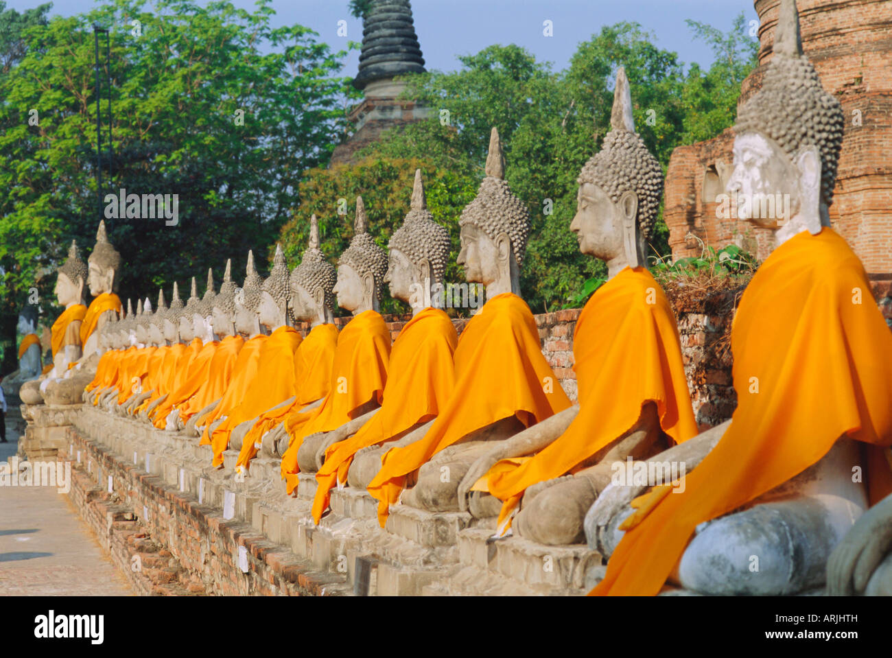 Linea di seduto statue di Buddha, Wat Yai Chai Mongkon, Ayuthaya, Thailandia Foto Stock