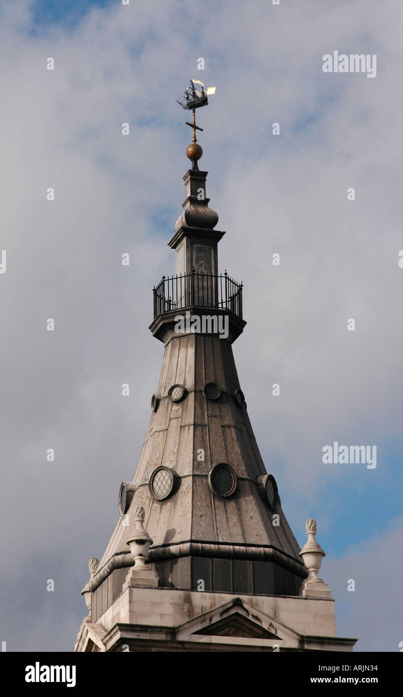 La torre e la guglia della chiesa di St Nicholas Cole Abbey Foto Stock