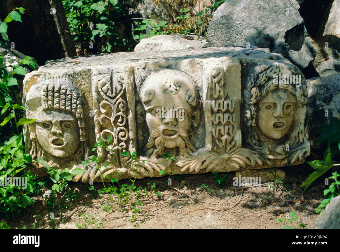 Greco maschere tragiche sparsi tra le rovine di antiche di Myra, Turchia, Eurasia Foto Stock
