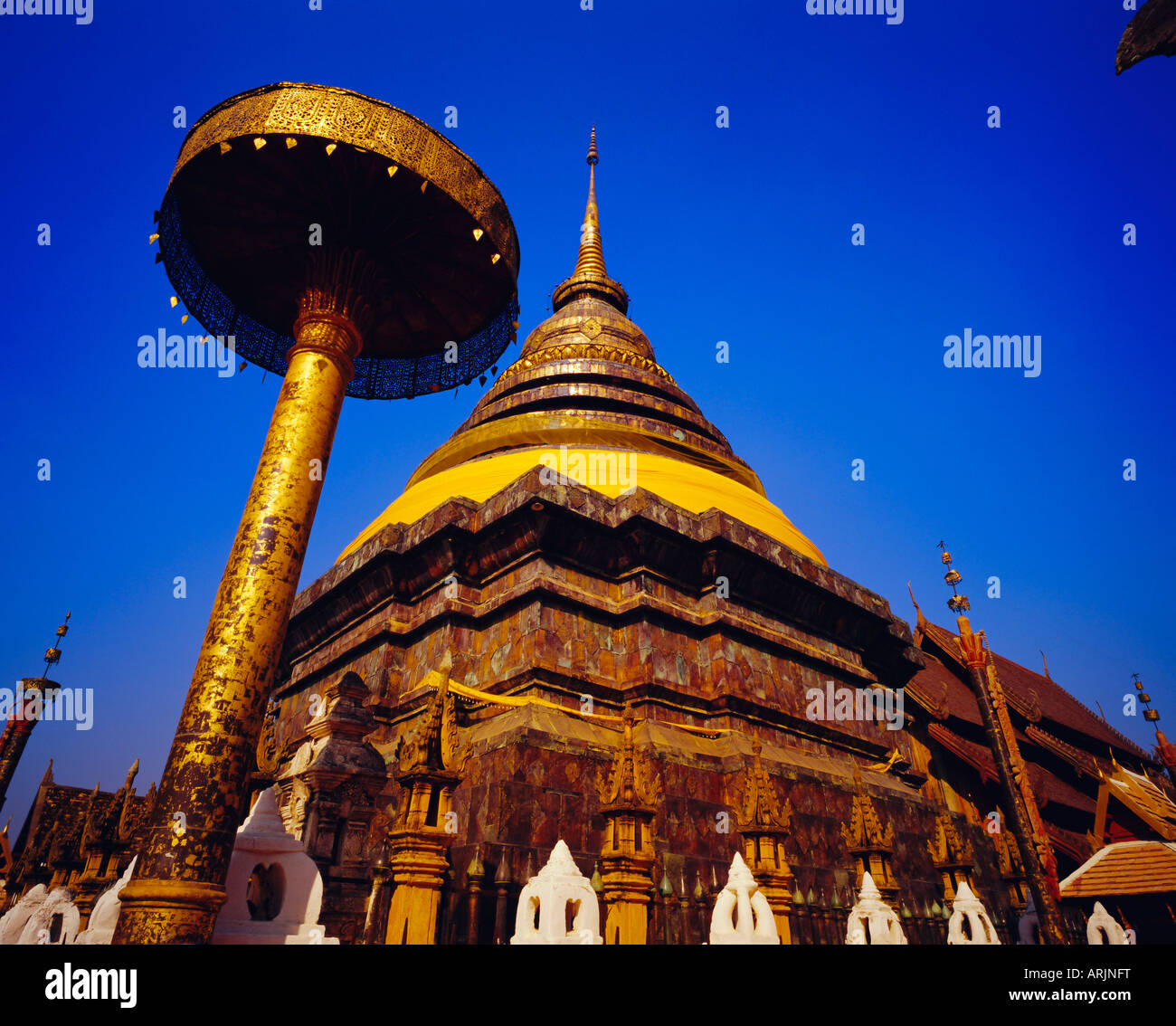 Chedi principale e ombrello in stile Lanna, Wat Phra That Lampang Luang, provincia di Lampang, Thailandia Foto Stock