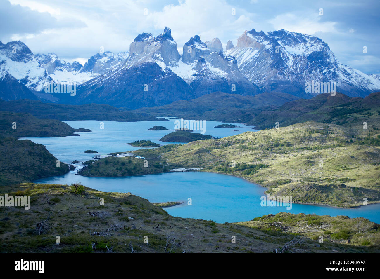 Cuernos del Paine (Corna del Paine) e le acque blu del lago Pehoe, Parco Nazionale Torres del Paine, Patagonia, Cile Foto Stock