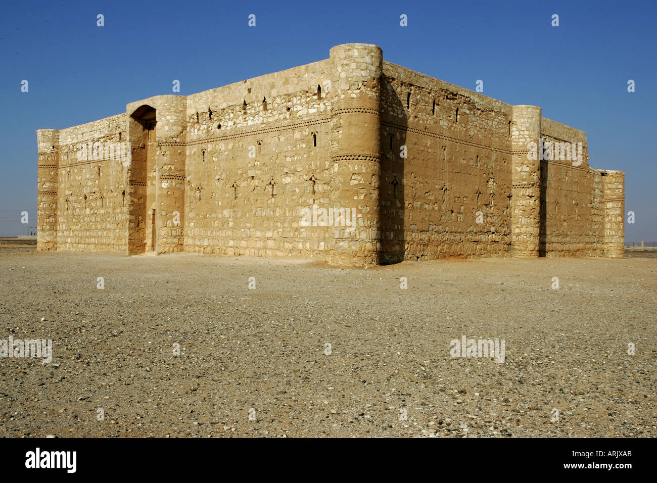 JOR, Giordania : castello nel deserto di Qasr al-Kharana, caravansery da 710 aC. presso il desert road 40. Foto Stock