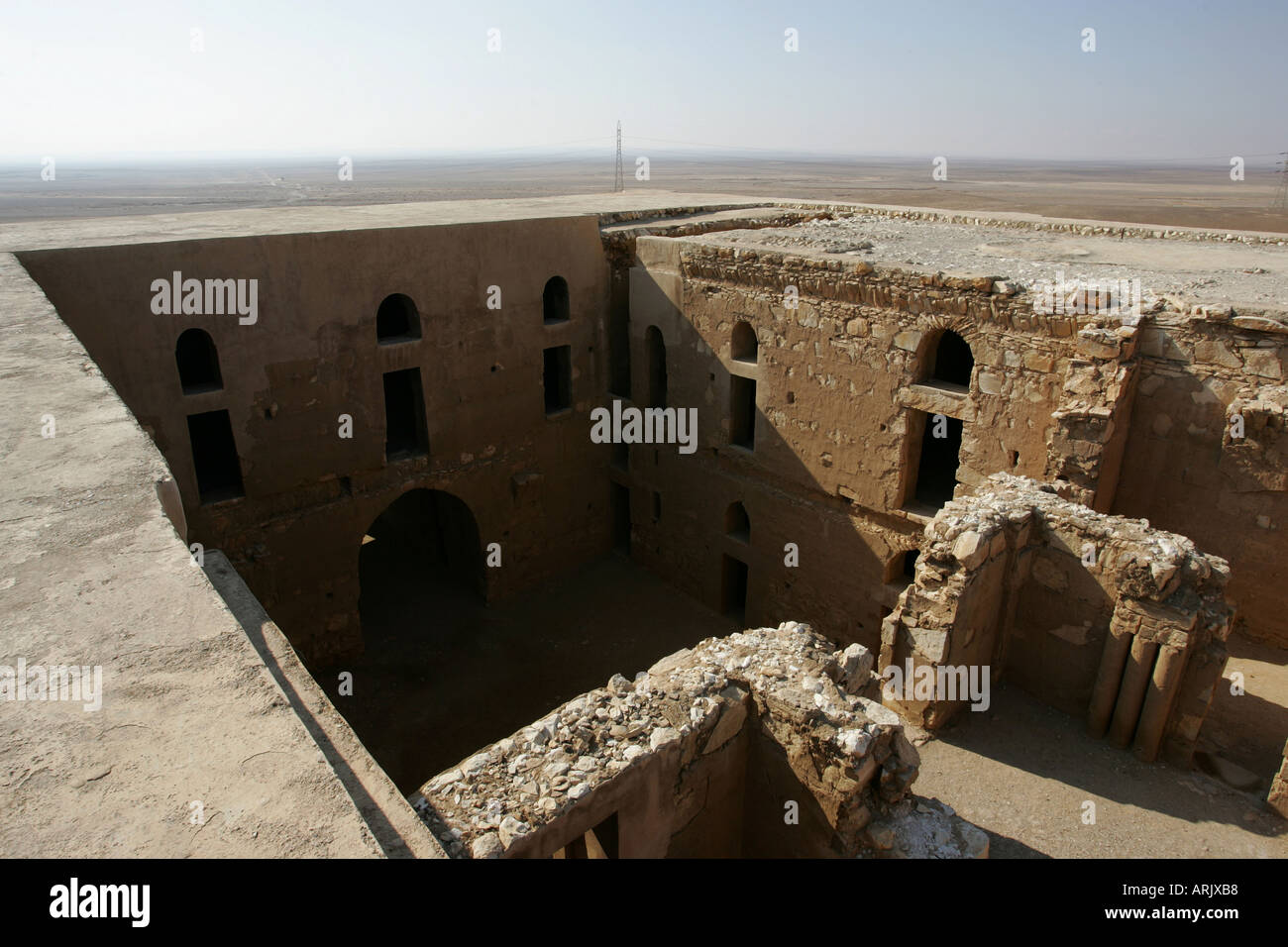 JOR, Giordania : castello nel deserto di Qasr al-Kharana, caravansery da 710 aC. presso il desert road 40. Foto Stock