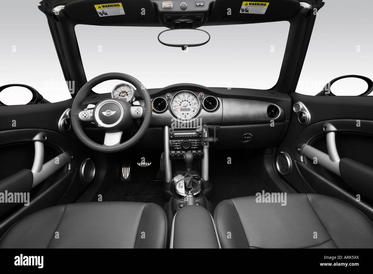 2008 Mini Cooper S in argento - Cruscotto, consolle cambio di marcia  visualizzare Foto stock - Alamy